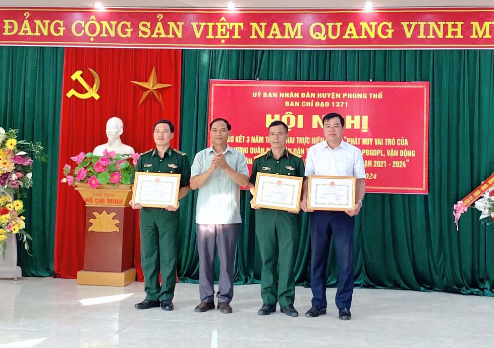 Đồng chí Nguyễn Văn Thanh - Phó Bí thư Thường trực Huyện ủy Phong Thổ trao giấy khen cho các tập thể có thành tích xuất sắc trong thực hiện Đề án 1371 giai đoạn 1 từ năm 2021-2024.