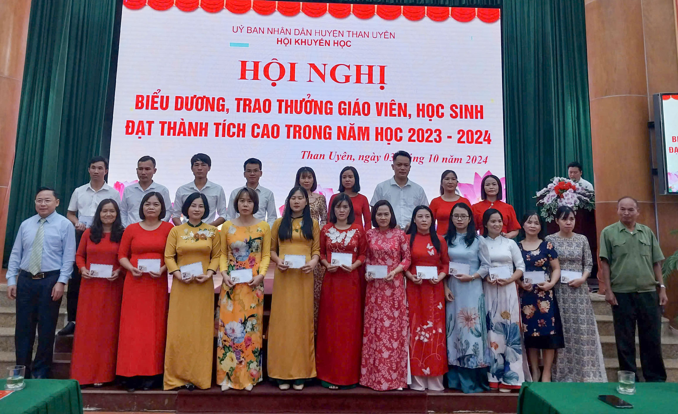 Lãnh đạo Hội Khuyến học tỉnh và Hội Khuyến học huyện Than Uyên  trao thưởng cho giáo viên có học sinh đoạt giải nhất, nhì cấp huyện. 