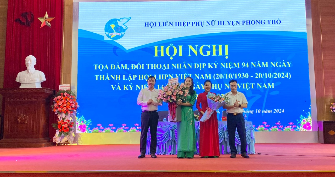 Lãnh đạo huyện Phong Thổ tặng hoa chúc mừng chị em phụ nữ nhân dịp kỷ niệm 94 năm Ngày thành lập Hội LHPN Việt Nam (20/10/1930 - 20/10/2024).