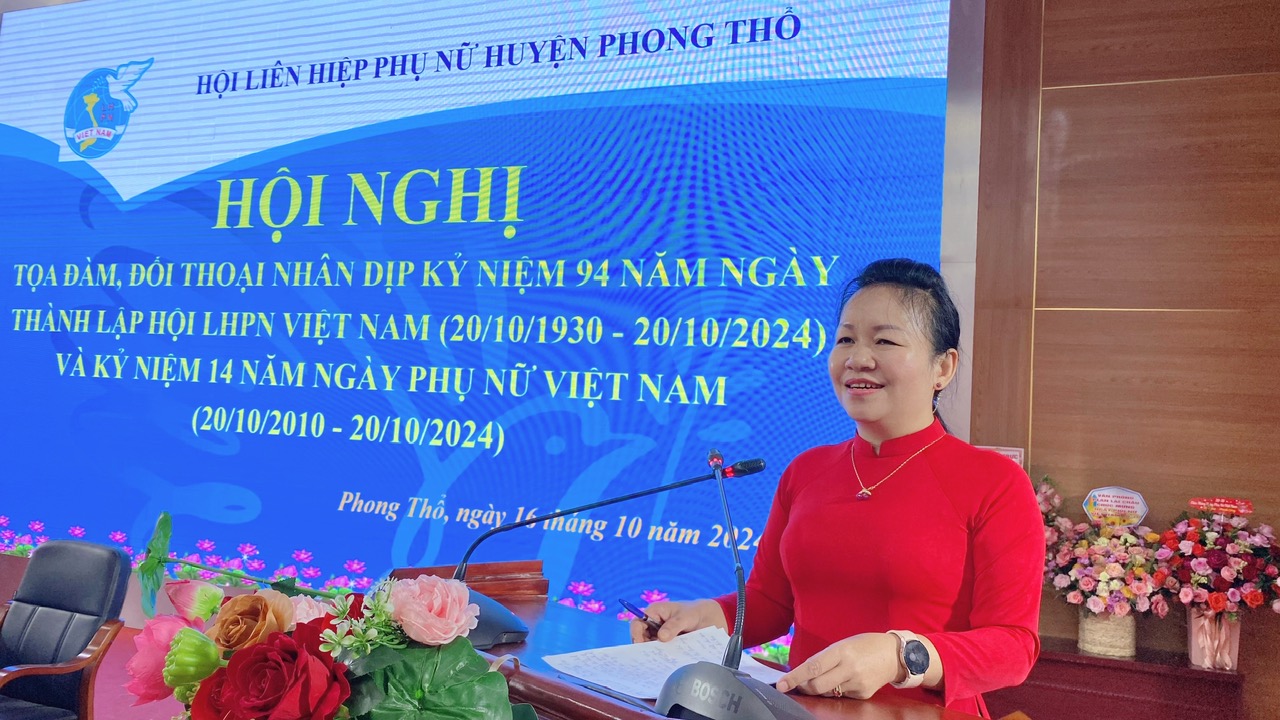 Lãnh đạo Hội LHPN tỉnh trả lời câu hỏi của chị em phụ nữ huyện Phong Thổ tại buổi đối thoại.