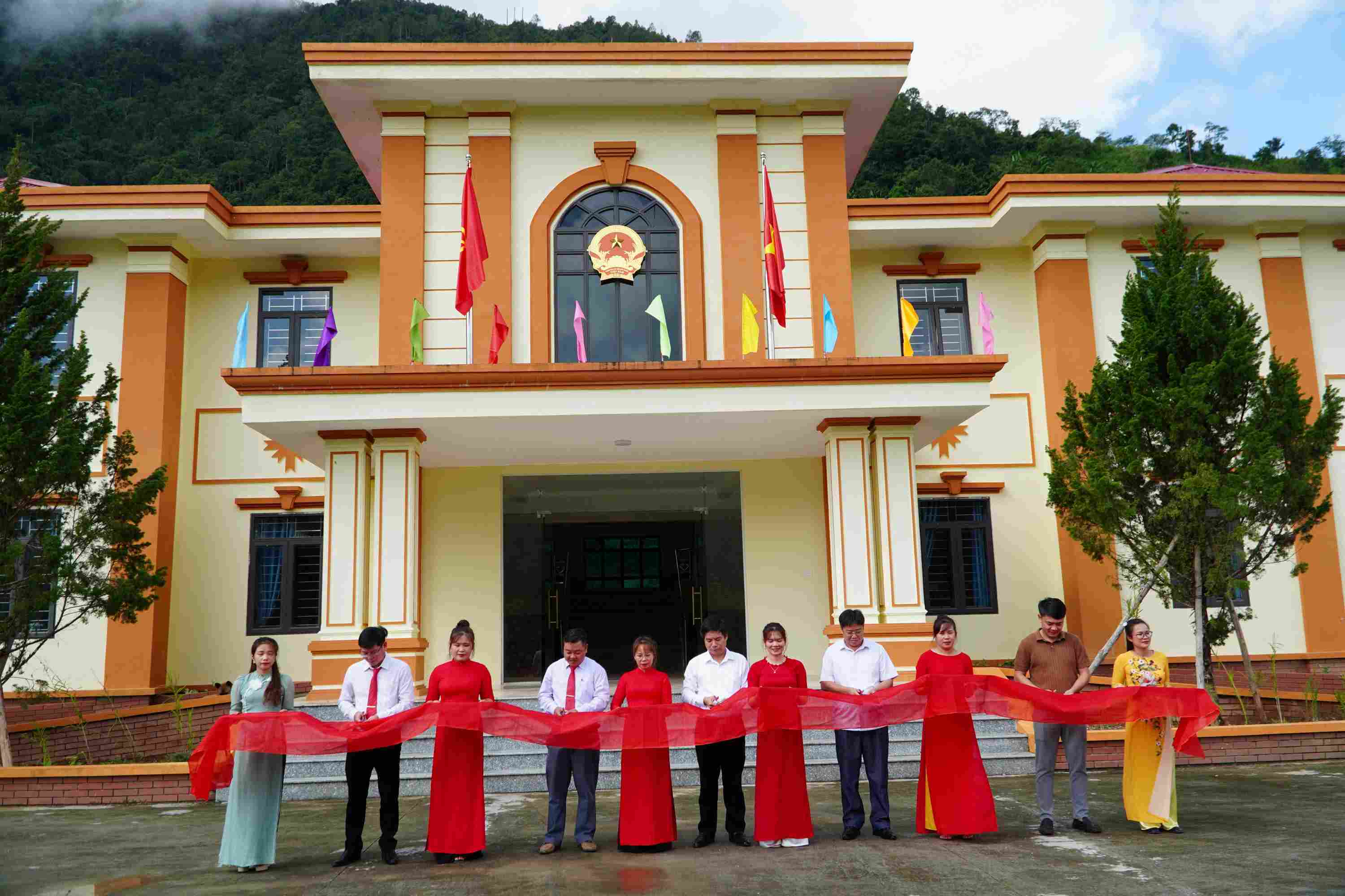 Lãnh đạo HĐND, UBND huyện Nậm Nhùn và xã Nậm Ban cắt băng khánh thành công trình trụ sở làm việc xã Nậm Ban. 