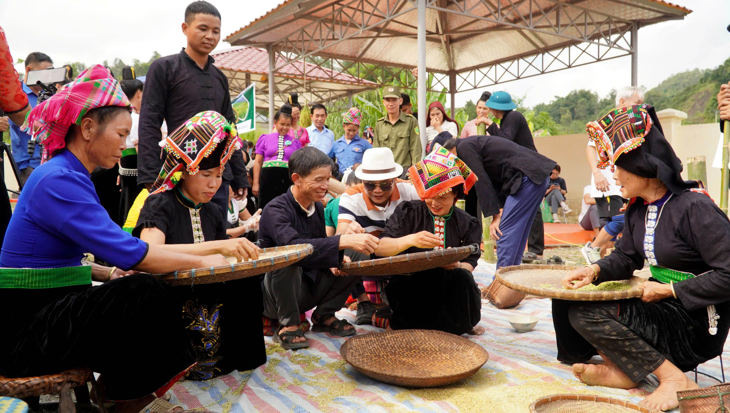 Các đội thi tham gia chế biến cốm. 