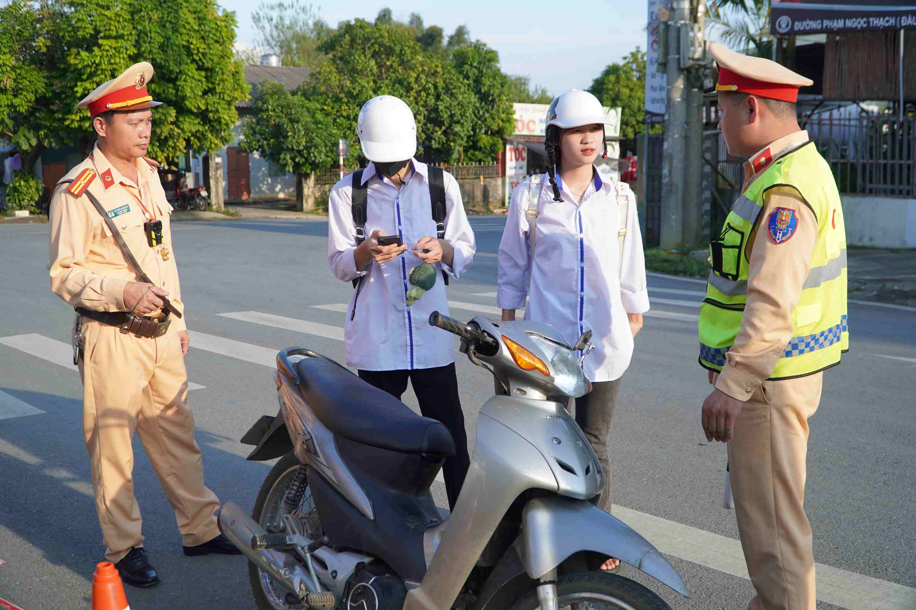 Cán  bộ, chiến sĩ Phòng Cảnh sát giao thông Công an tỉnh kiểm tra, nhắc nhở học sinh điều khiển phương tiện tham gia gaio thông.