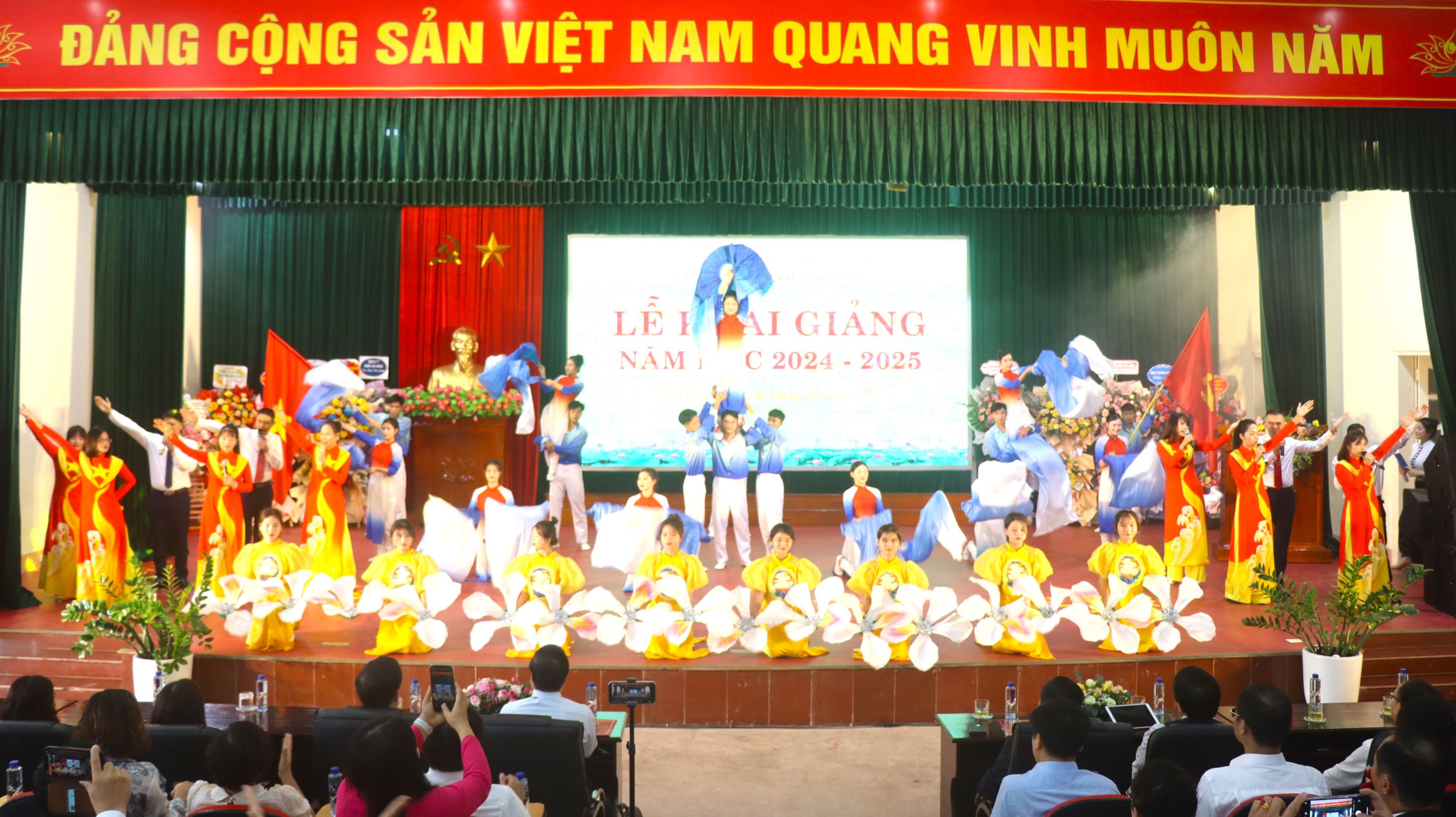 Văn nghệ chào mừng.