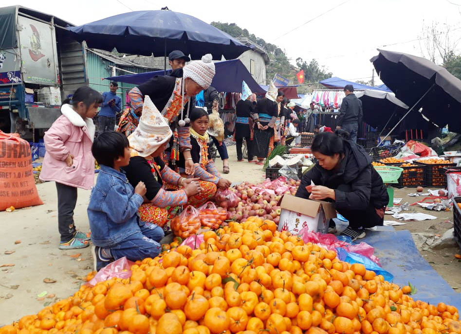 Chợ Sì Lở Lầu là nơi mua bán hàng hóa của nhiều người dân trong và ngoài xã.