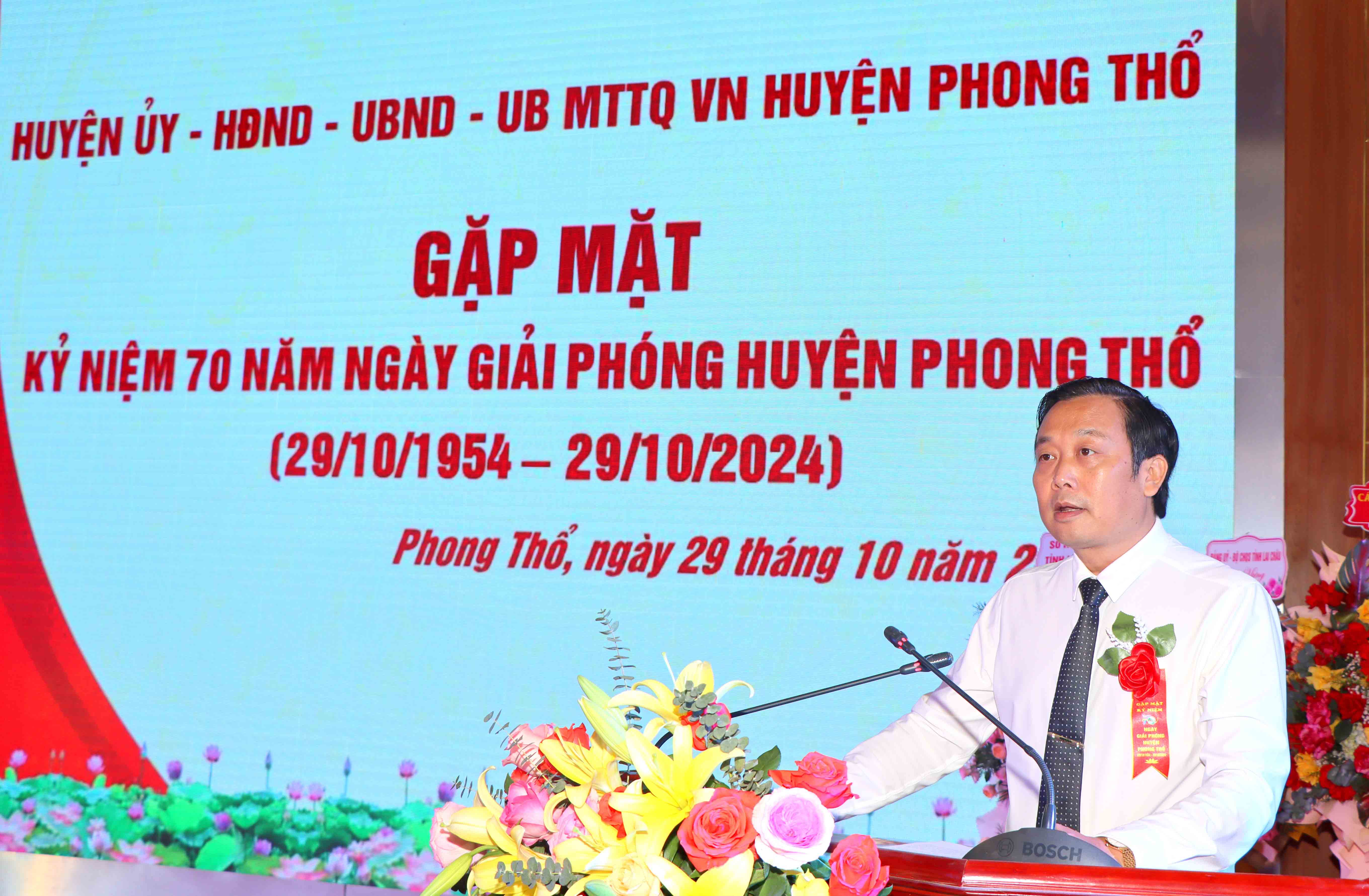 Đồng chí Đinh Quang Tuấn – Tỉnh ủy viên, Bí thư Huyện ủy Phong Thổ đọc diễn văn kỷ niệm tại buổi Gặp mặt.