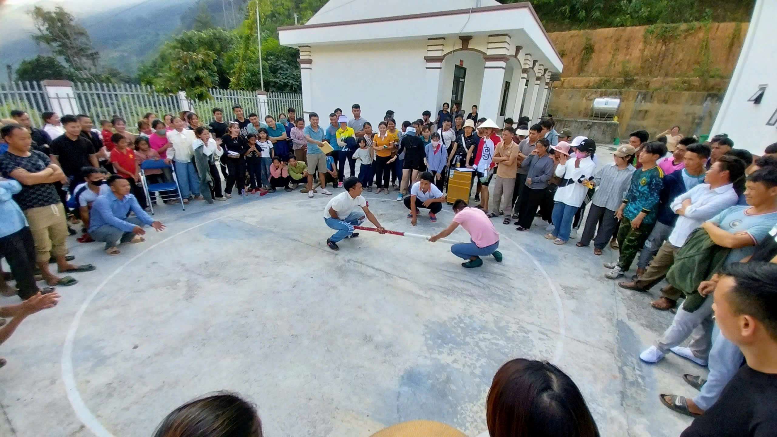 Người dân bản Pa Bon tham gia thi đấu môn đẩy gậy tại ngày hội. 