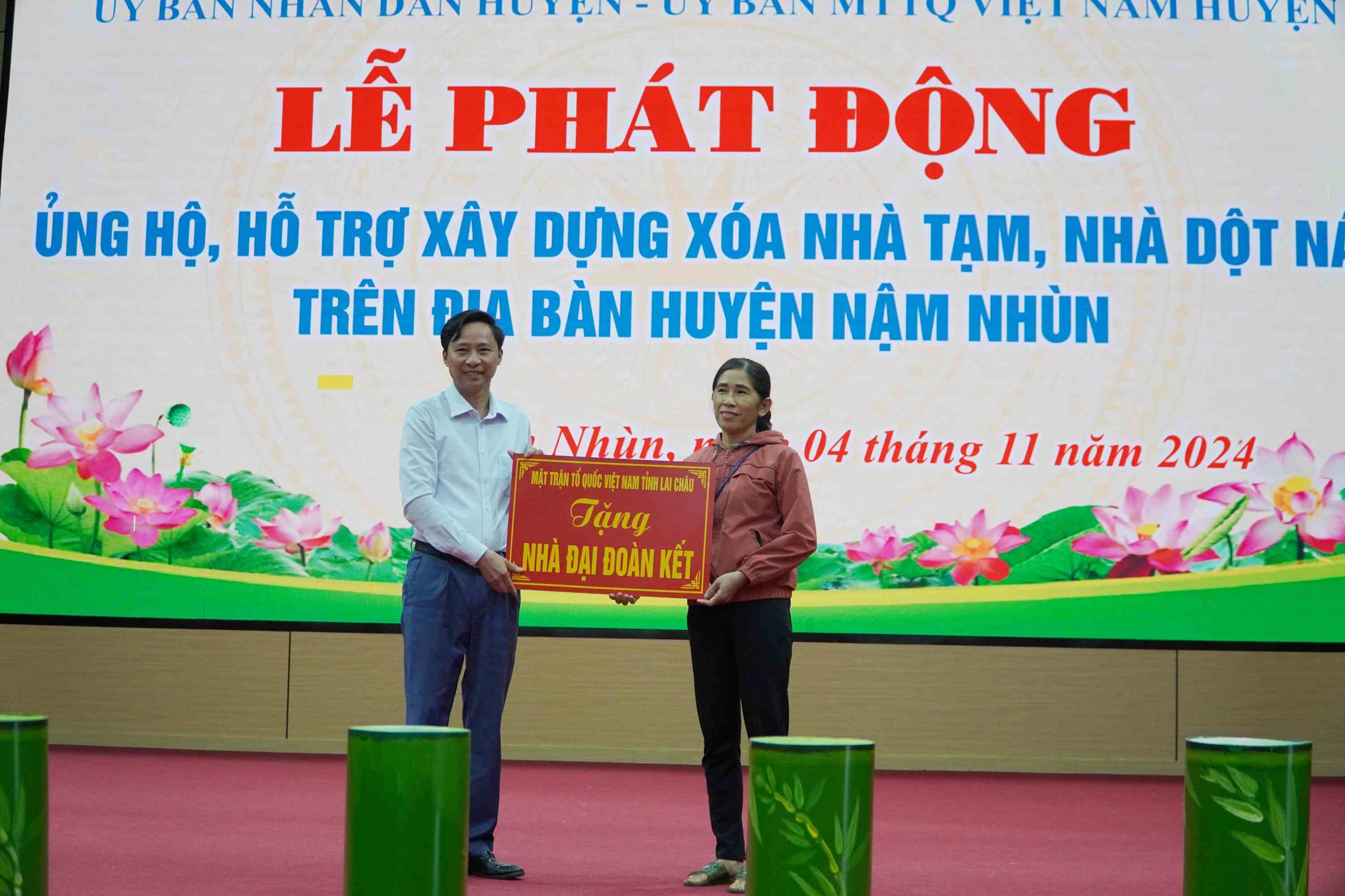 Lãnh đạo Công ty TNHH số 10 Lai Châu tặng nhà Đại đoàn kết cho hộ nghèo tại huyện Nậm Nhùn tại lễ phát động.