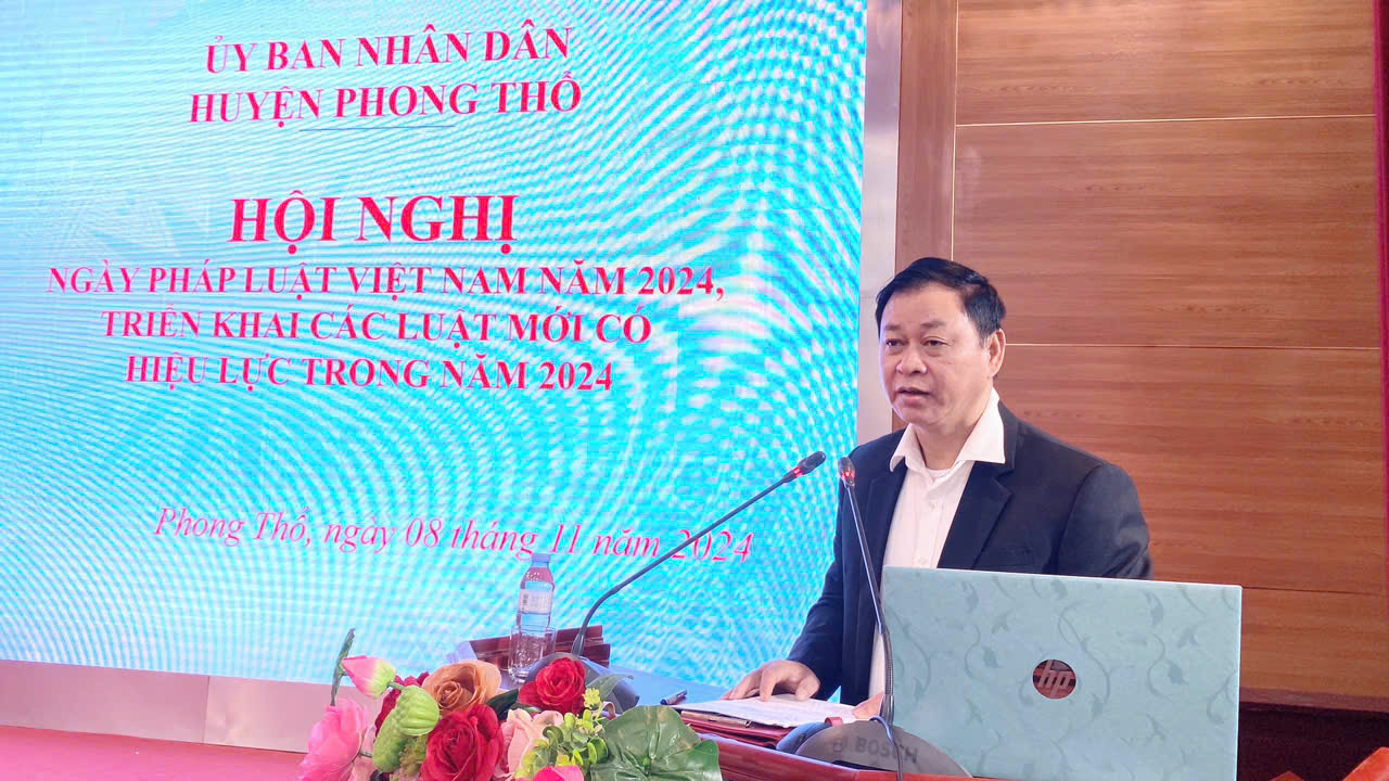 Lãnh đạo Phòng Tư pháp huyện Phong Thổ thông tin về mục đích, ý nghĩa của Ngày Pháp luật Việt Nam.