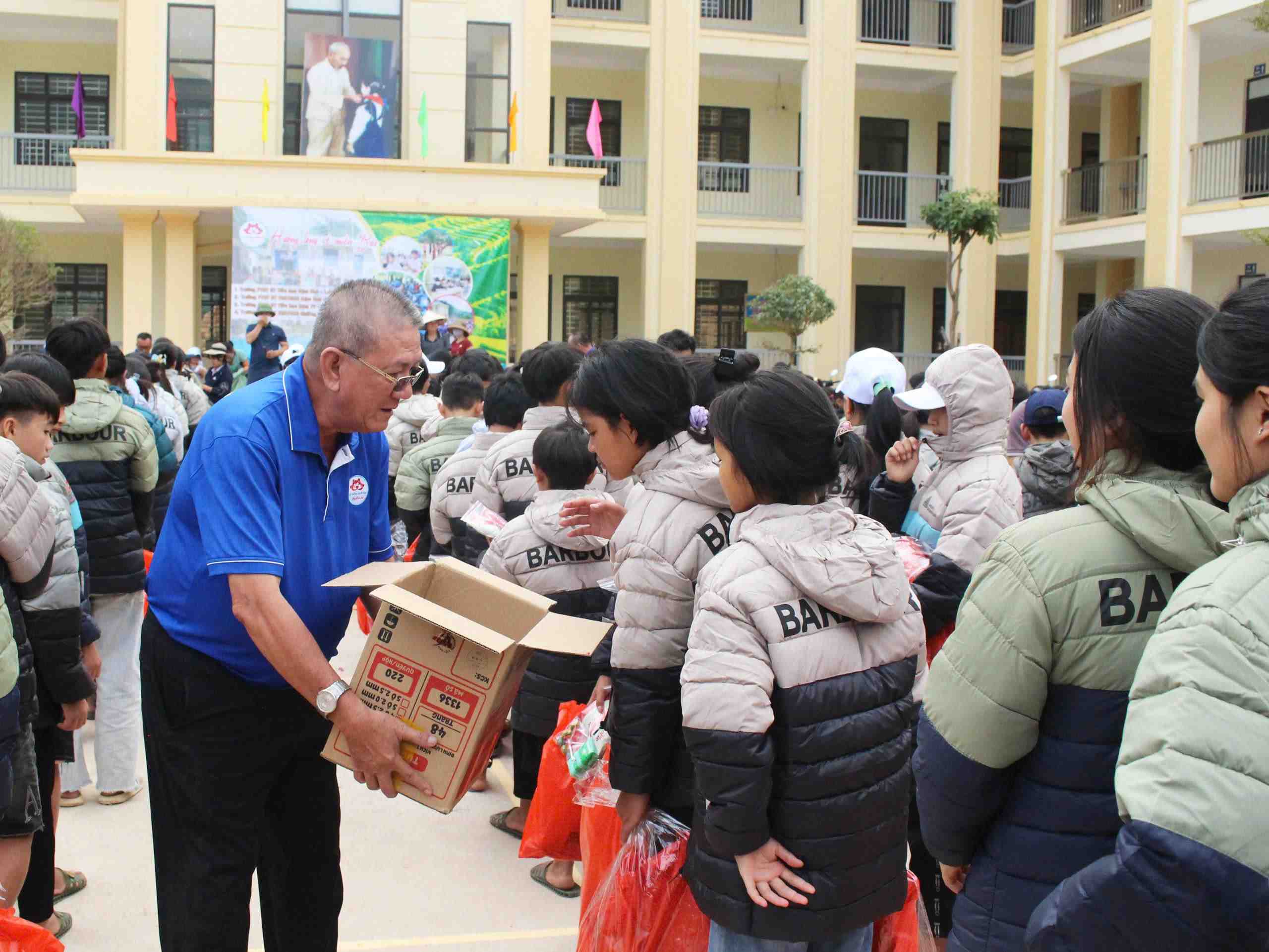 Thành viên Đoàn thiện nguyện trao quà cho học sinh Trường PTDTBT Tiểu học và THCS Nậm Ban (xã Nậm Ban, huyện Nậm Nhùn).