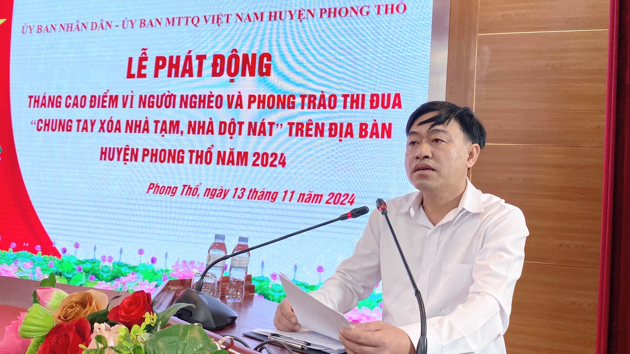 Đại diện Ủy ban MTTQ Việt Nam huyện Phong Thổ đọc thư kêu gọi ủng hộ Quỹ “Vì người nghèo”.