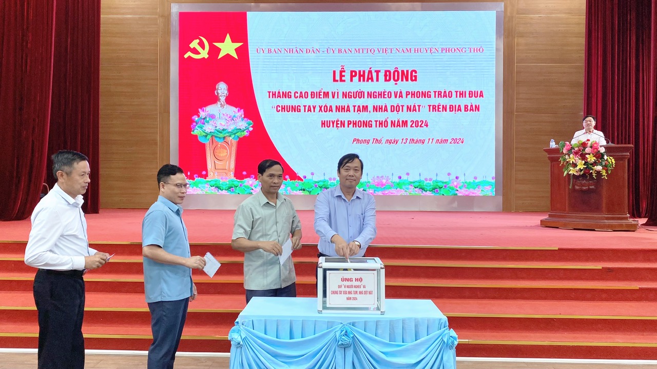 Lãnh đạo huyện Phong Thổ ủng hộ Quỹ “Vì người nghèo” và Chương trình hỗ trợ xóa nhà tạm, nhà dột nát trên địa bàn huyện. 