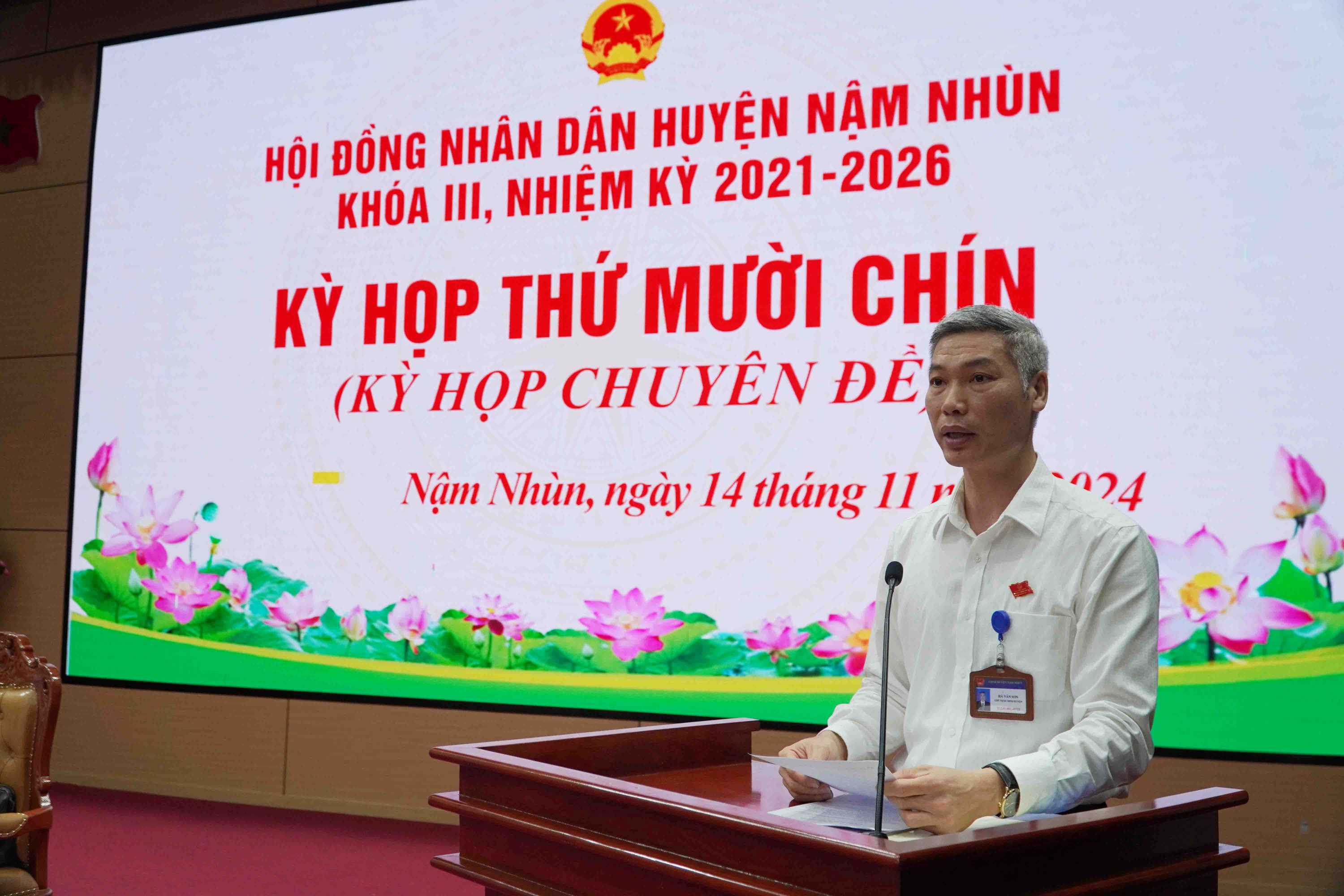 Đồng chí Hà Văn Sơn – Chủ tịch UBND huyện Nậm Nhùn trình bày Tờ trình và dự thảo nghị quyết miễn nhiệm chức danh Phó Chủ tịch UBND huyện khóa III, nhiệm kỳ 2021 – 2026