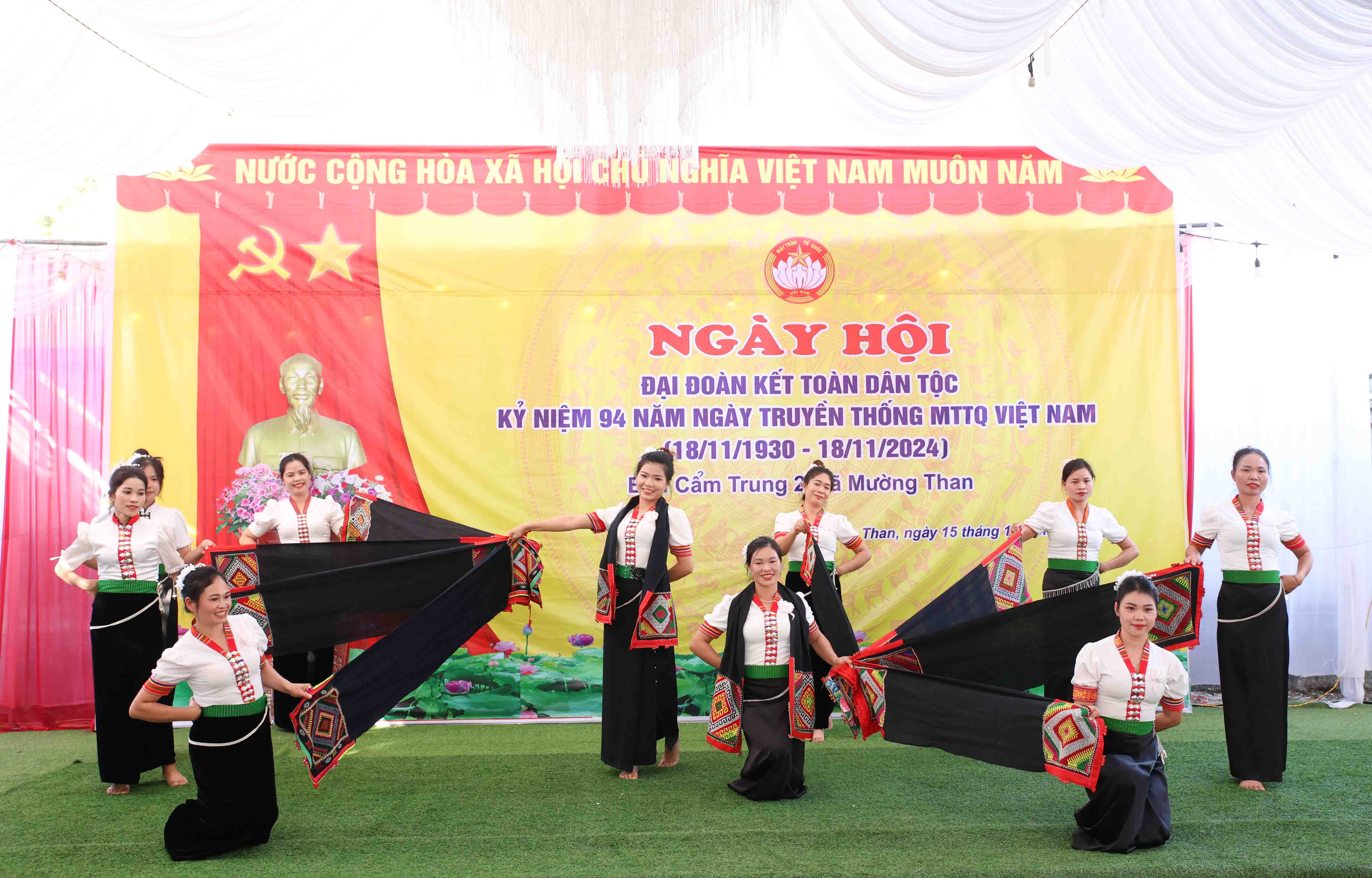 Văn nghệ chào mừng Ngày hội. 