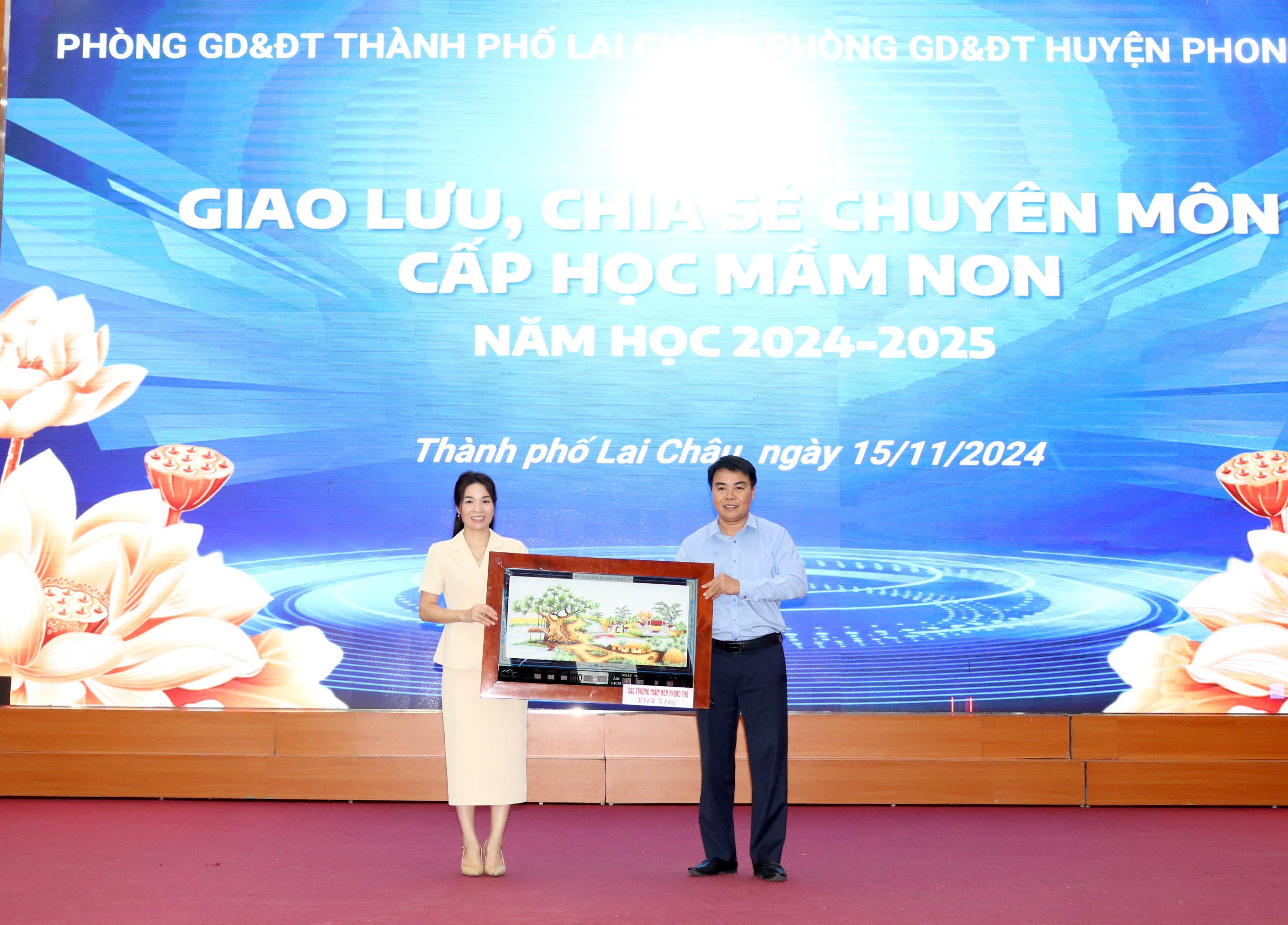 Lãnh đạo 02 Phòng GD&ĐT trao quà lưu niệm