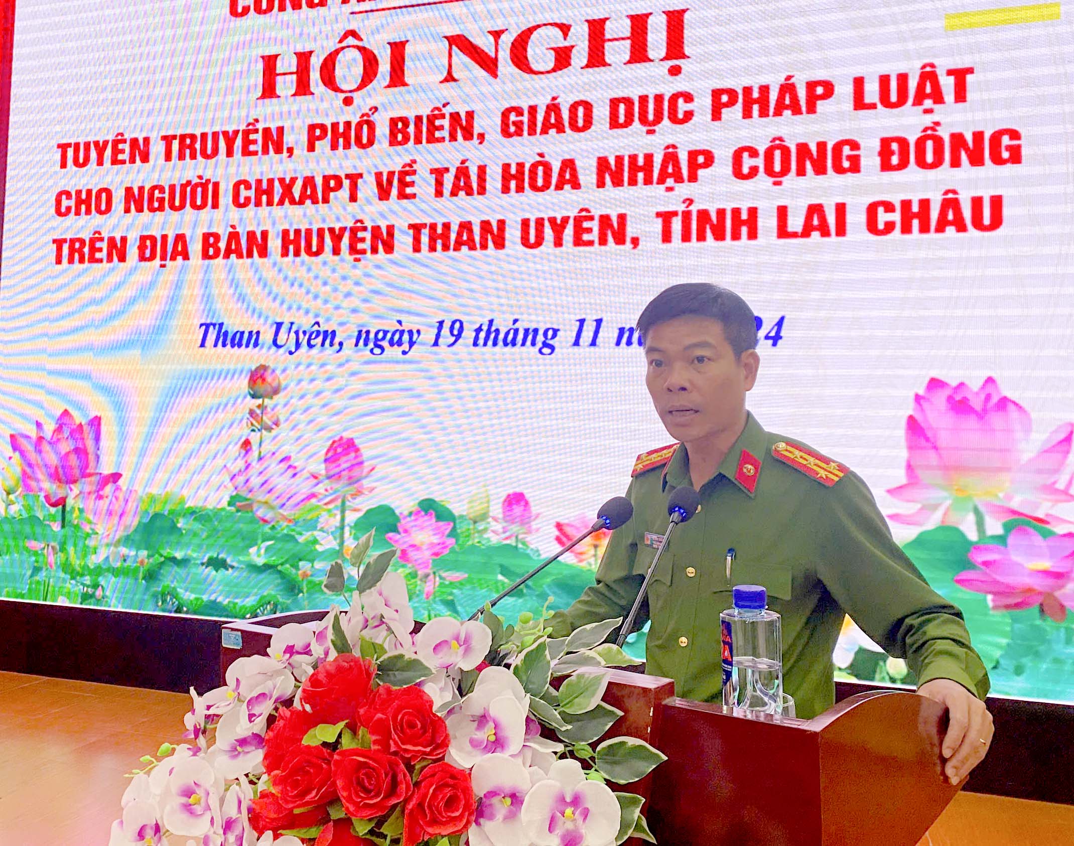 Đại tá Lê Anh Hưng - Phó Giám đốc Công an tỉnh phát biểu tại Hội nghị.  