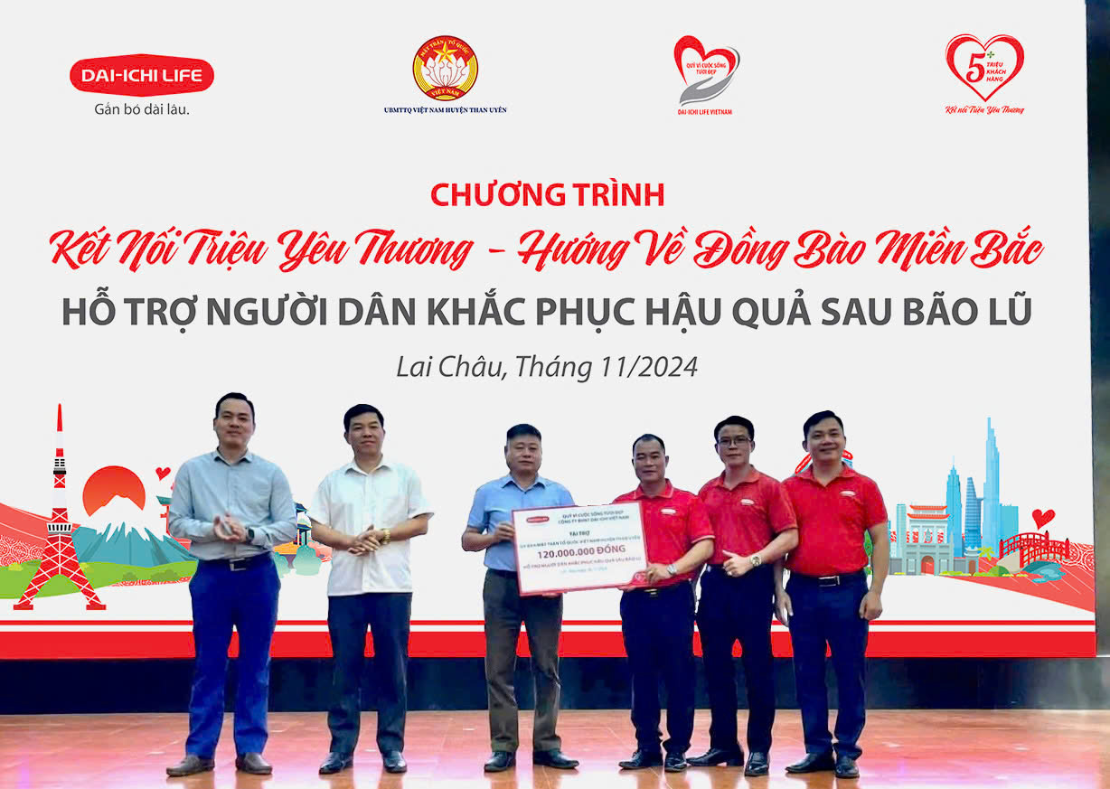  Ông Lương Xuân Hải, Giám đốc Phát triển Kinh doanh Khu Tây Bắc A Dai-ichi Life VN (thứ 3 từ phải sang), trao biểu trưng tài trợ cho ông Lương Văn Toan, Phó Chủ tịch UBMTTQVN huyện Than Uyên.