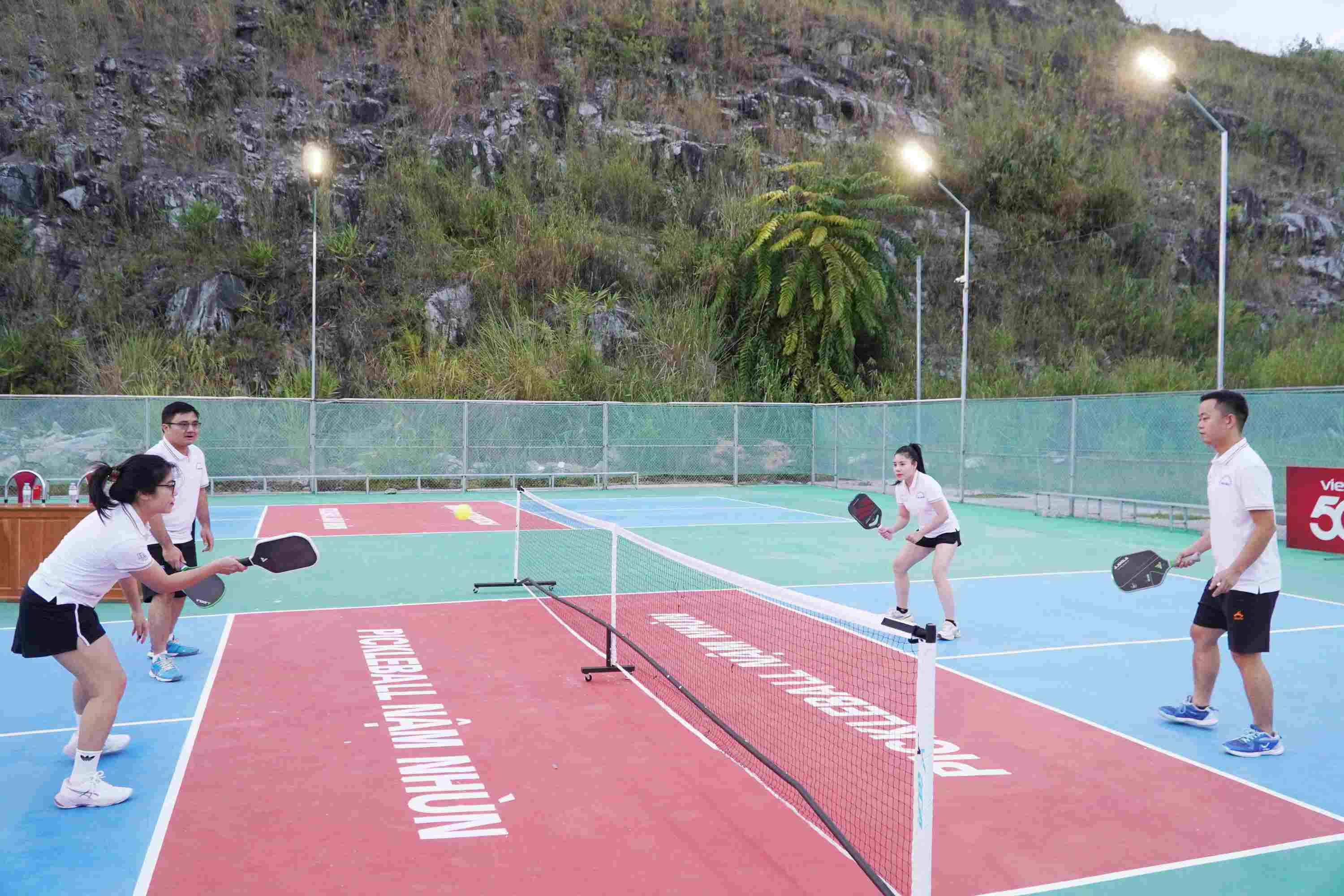 Các vận động viên tham gia thi đấu Giải Pickleball chào mừng Tết dương lịch 2025 lần thứ nhất ngay sau Lễ ra mắt.