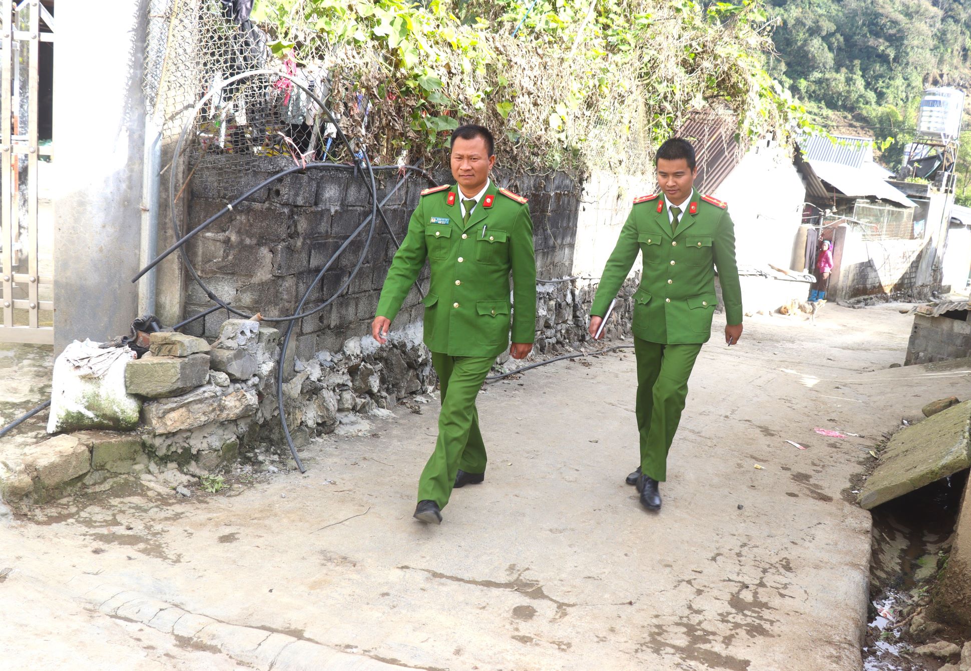 ...Tuần tra, kiểm soát ở các tuyến đường bản.