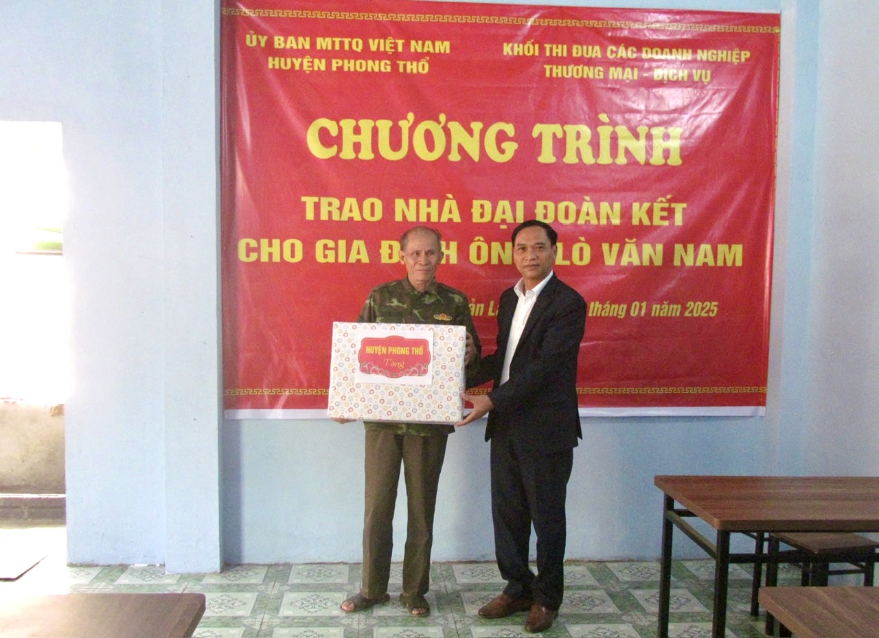 Đồng chí Nguyễn Văn Thanh – Phó Bí thư Thường trực Huyện ủy Phong Thổ tặng quà cho gia đình ông Nam.