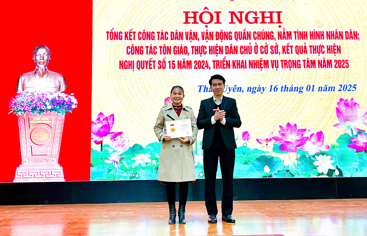 Đồng chí Lò Minh Hiếu - Phó Bí thư Thường trực Huyện ủy trao Kỷ niệm chương “Vì sự nghiệp Dân vận”.