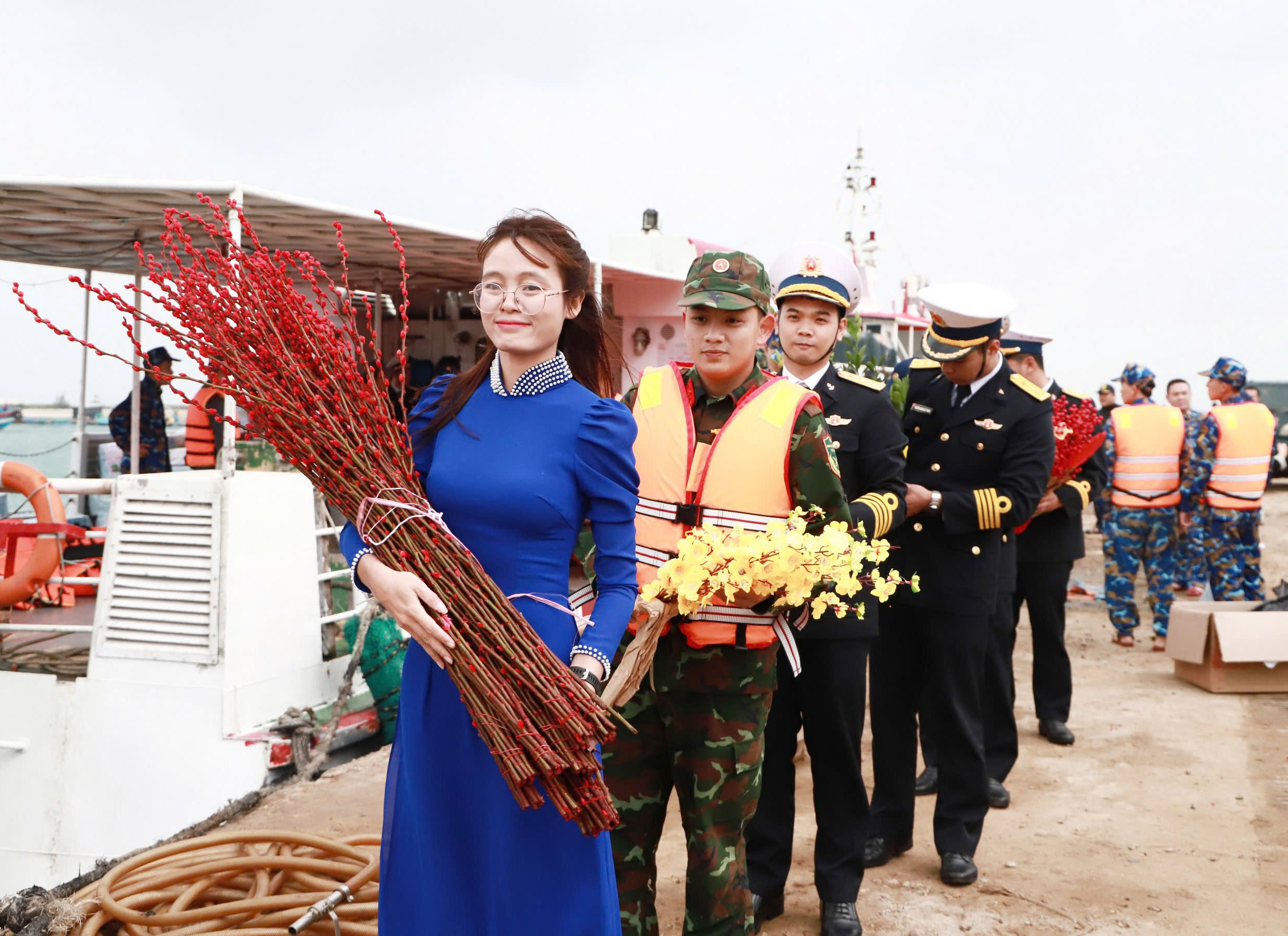 Đoàn mang theo tình yêu thương của đất liền gửi gắm đến người dân vùng biển đảo và những người lính "Bộ đội Cụ Hồ" đang ngày đêm canh giữ bình yên nơi đảo tiền tiêu của Tổ quốc. 