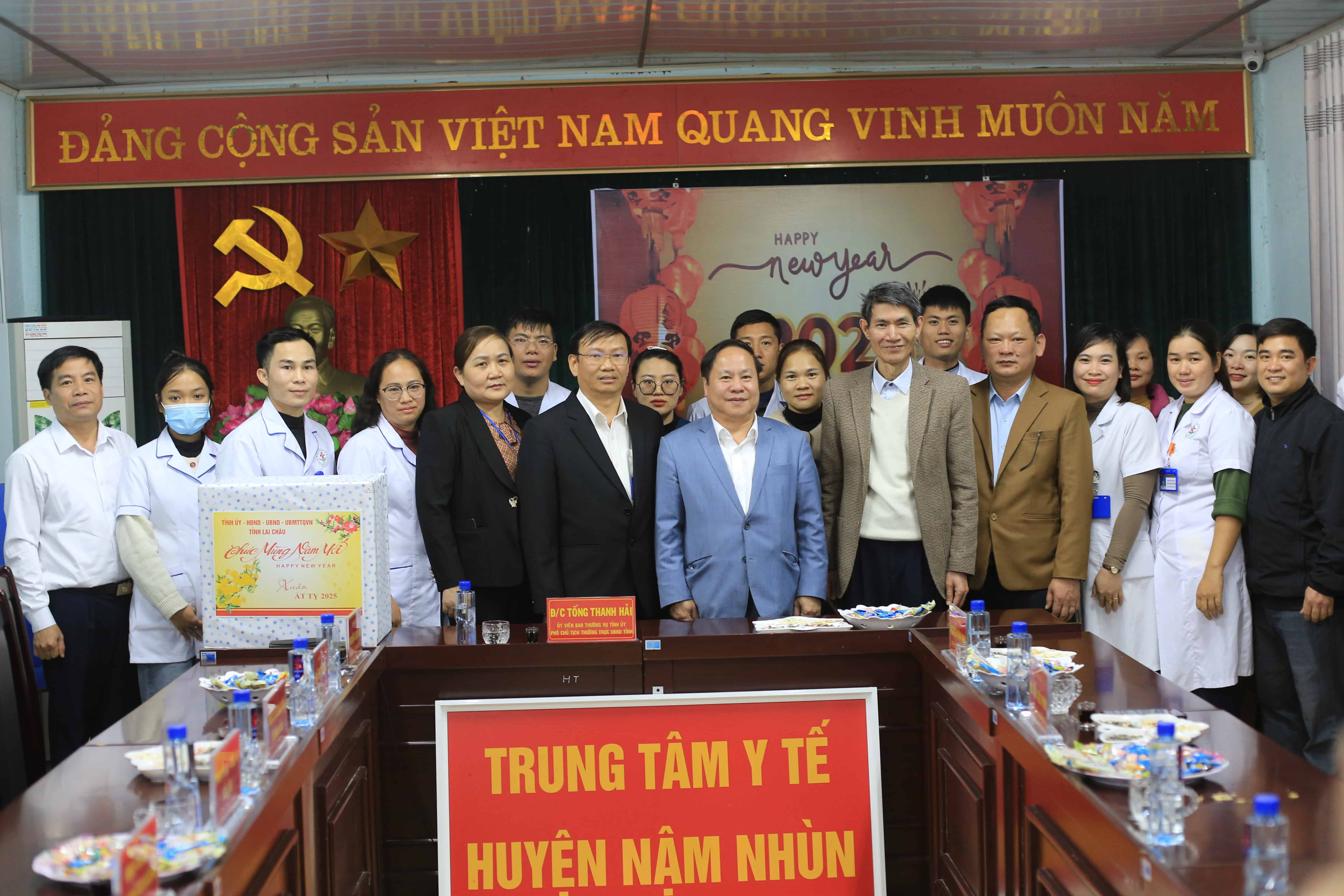 ...thăm, chúc tết và tặng quà Trung tâm Y tế huyện Nậm Nhùn