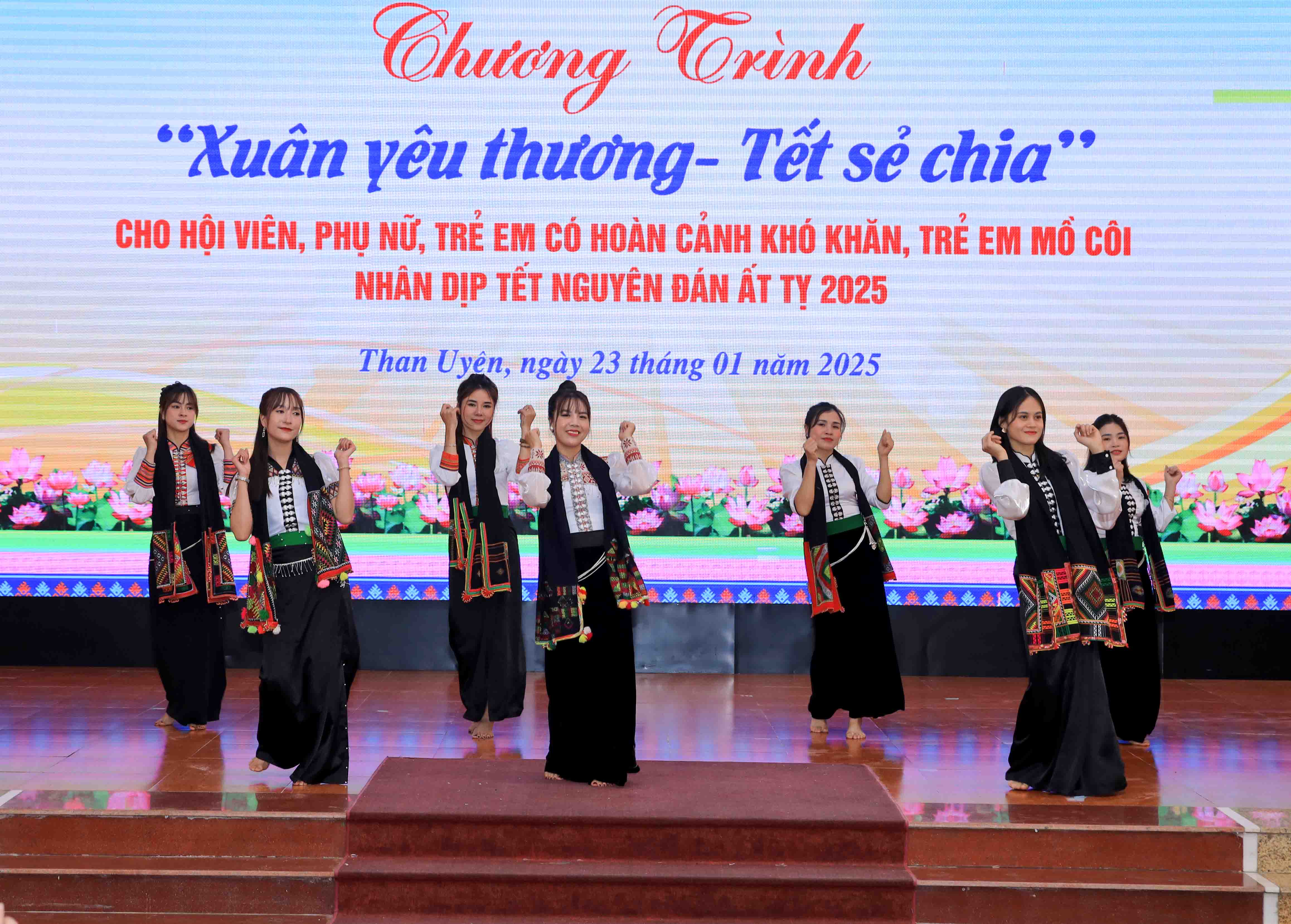 Văn nghệ chào mừng. 