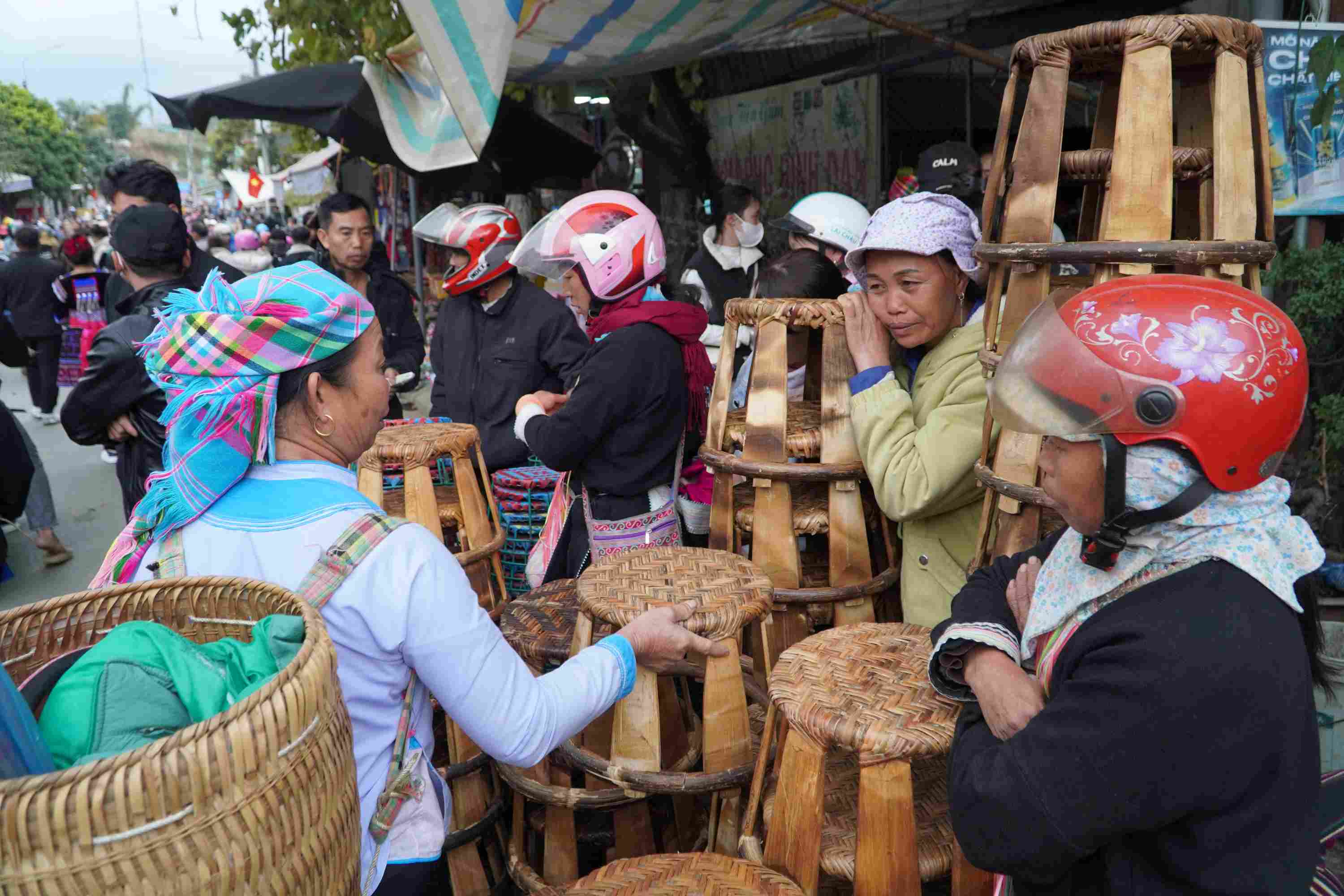 Các mặt hàng thủ công truyền thống được nầy bán tạo nên nét hấp hẫn của chợ phiên San Thàng ngày cuối năm.