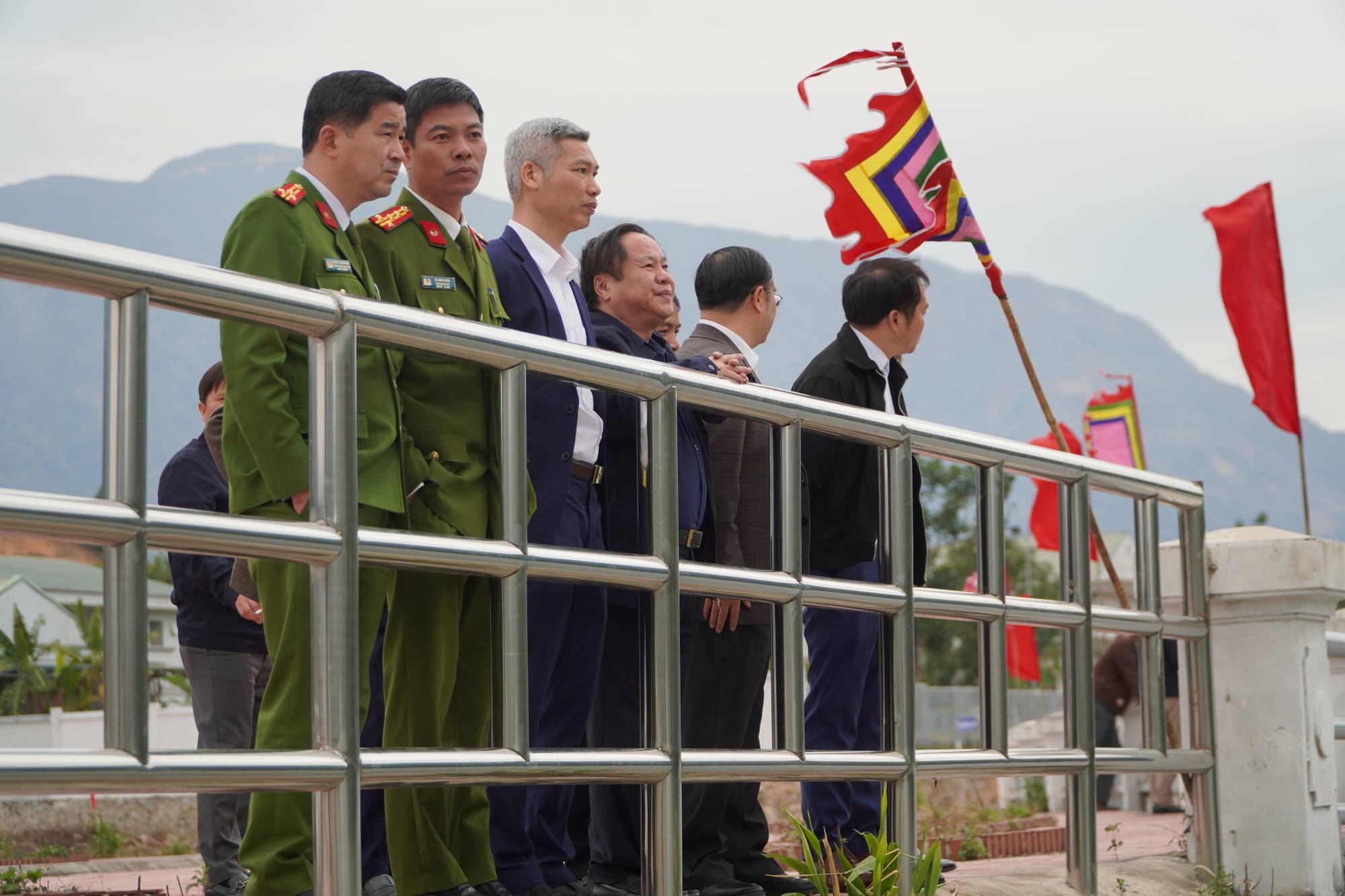 Đồng chí Tống Thanh Hải – Uỷ viên Ban Thường vụ tỉnh ủy, Phó Chủ tịch UBND tỉnh, Trưởng Ban Tổ chức Lễ hội kiểm tra khu vực đua thuyền, bè truyền thống tại thị trấn Nậm Nhùn.