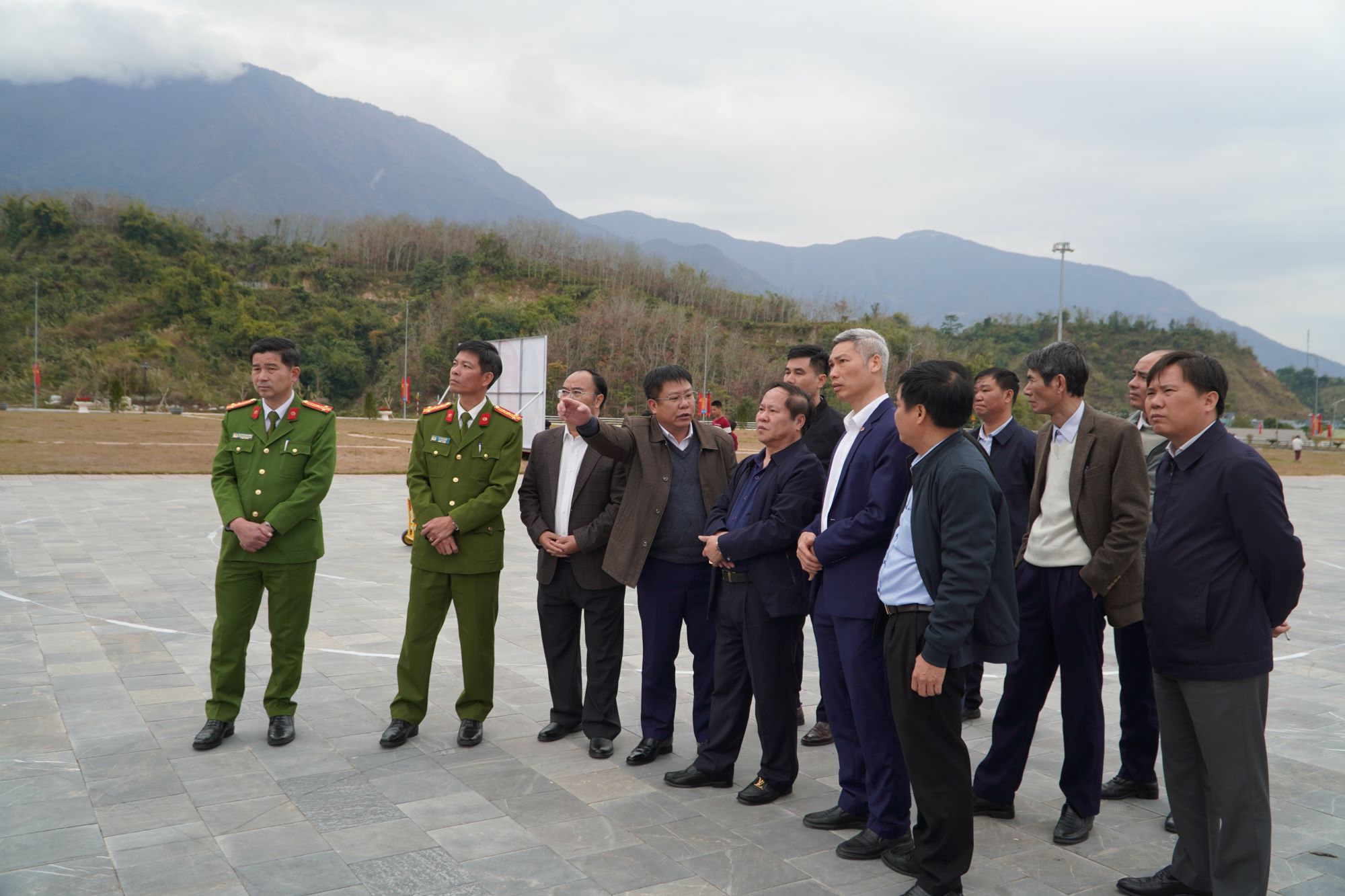 Kiểm tra khu vực sân khấu tổ chức Chương trình nghệ thuật chào mừng Lễ hội.