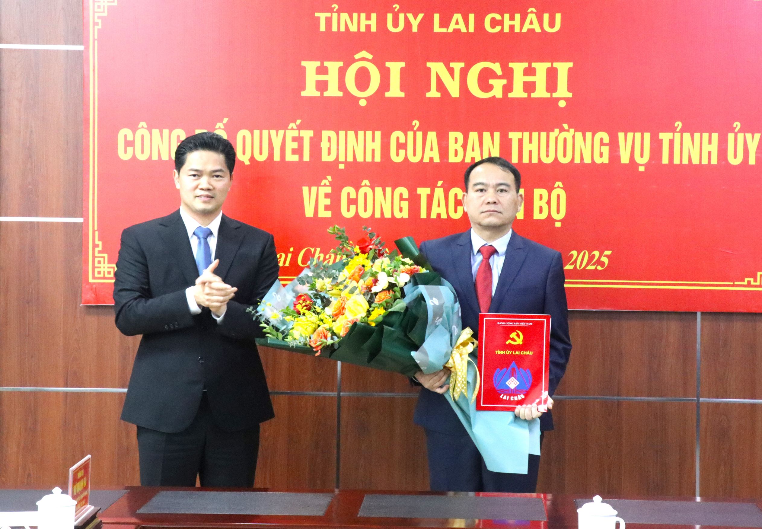 Đồng chí Vũ Mạnh Hà - Uỷ viên dự khuyết Ban Chấp hành Trung ương Đảng, Phó Bí thư Thường trực Tỉnh uỷ trao quyết định của BTC Tỉnh uỷ cho đồng chí Giàng A Tằng.