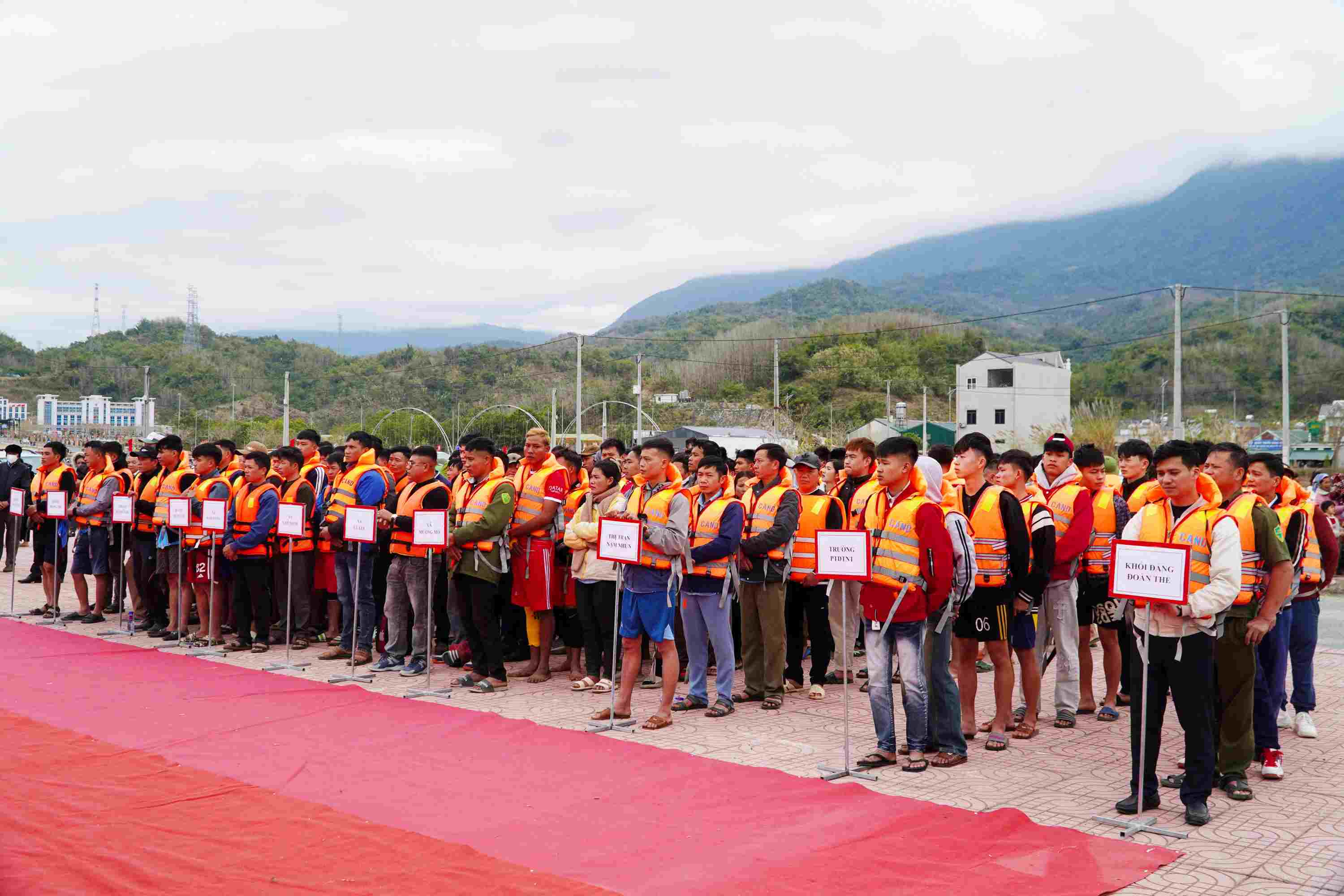 Các đội tham gia đua thuyền đuôi én và đua bè tại Lễ hội.