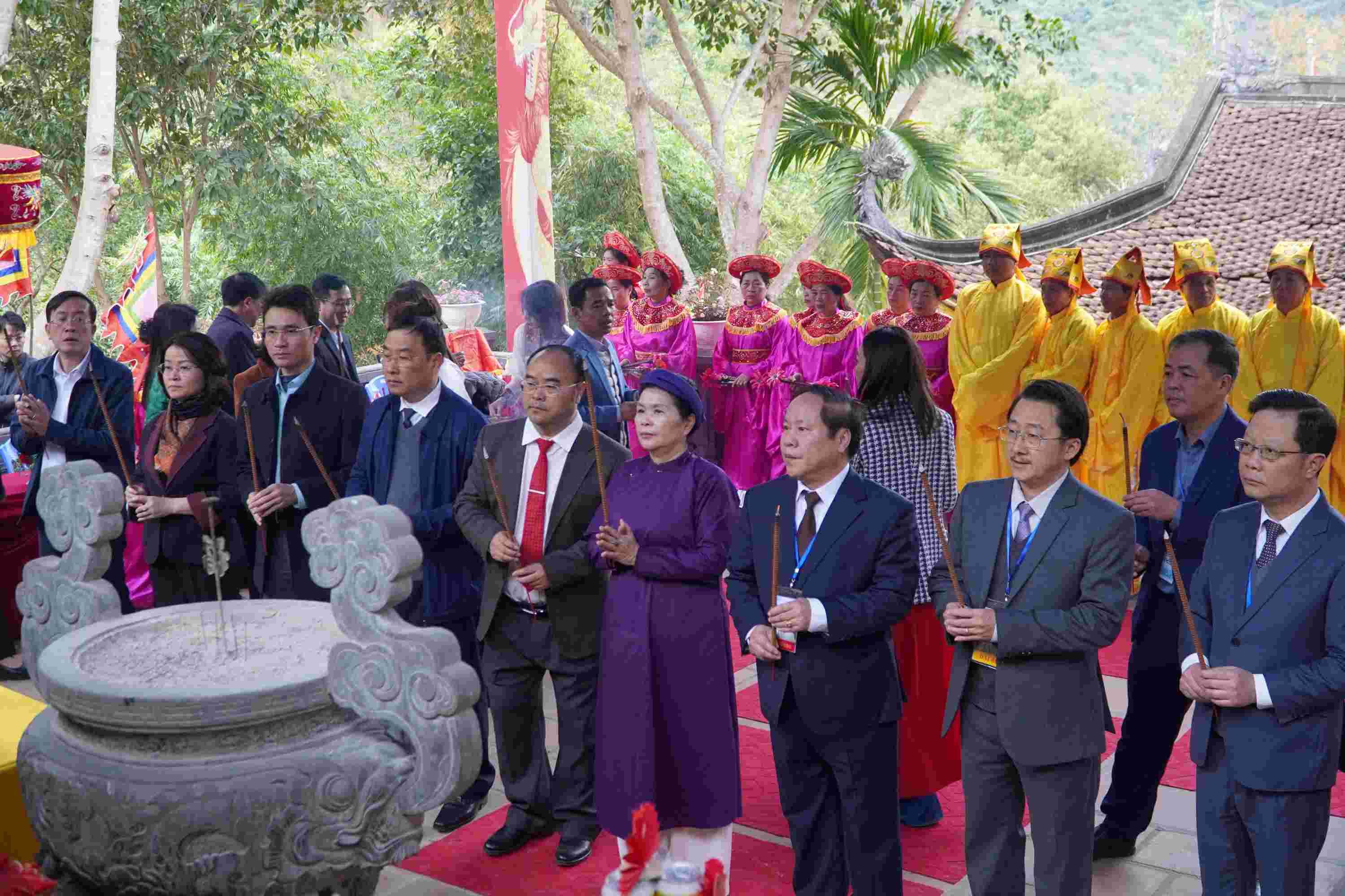 Đồng chí Giàng Páo Mỷ cùng các đồng chí lãnh đạo tỉnh, huyện Nậm Nhùn dâng hương tại Đền chính.