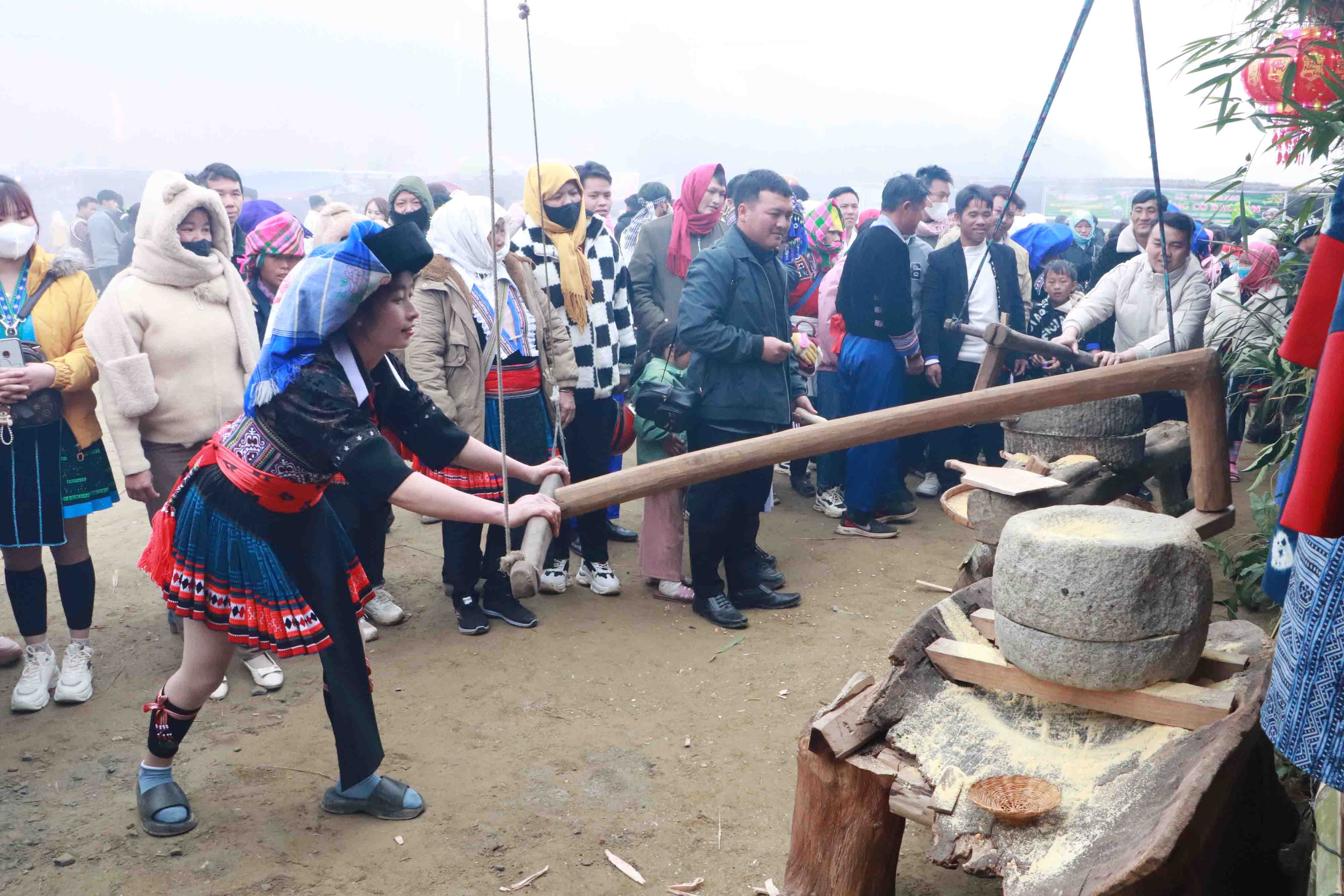 Người dân tham gia trải nghiệm say ngô làm mèn mén.