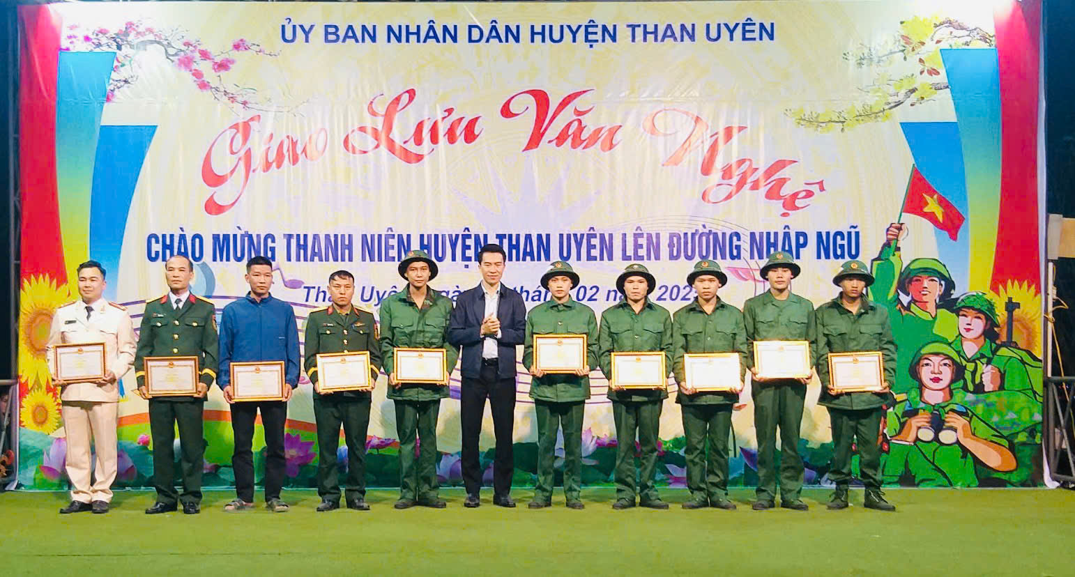 Đồng chí Lò Minh Hiếu - Phó bí thư Thường trực Huyện uỷ Than Uyên tặng Giấy khen cho công dân có thành tích tiêu biểu trong việc chấp hành Luật Nghĩa vụ quân sự.