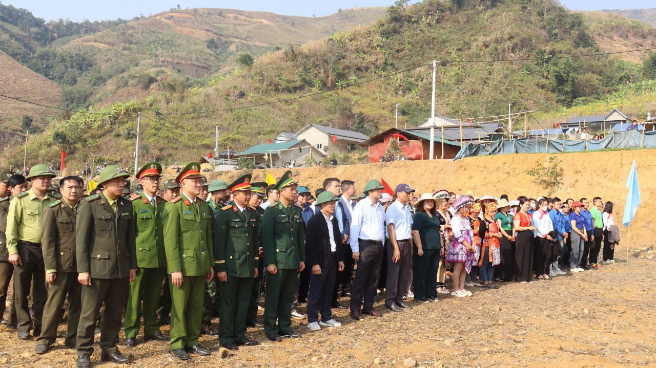 Đông đảo cán bộ, công chức, viên chức, lực lượng vũ trang và người dân tham gia Lễ phát động.