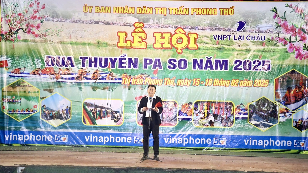 Đồng chí Nguyễn Văn Tuyển – Phó Chủ tịch thị trấn Phong Thổ phát biểu khai mạc Lễ hội.