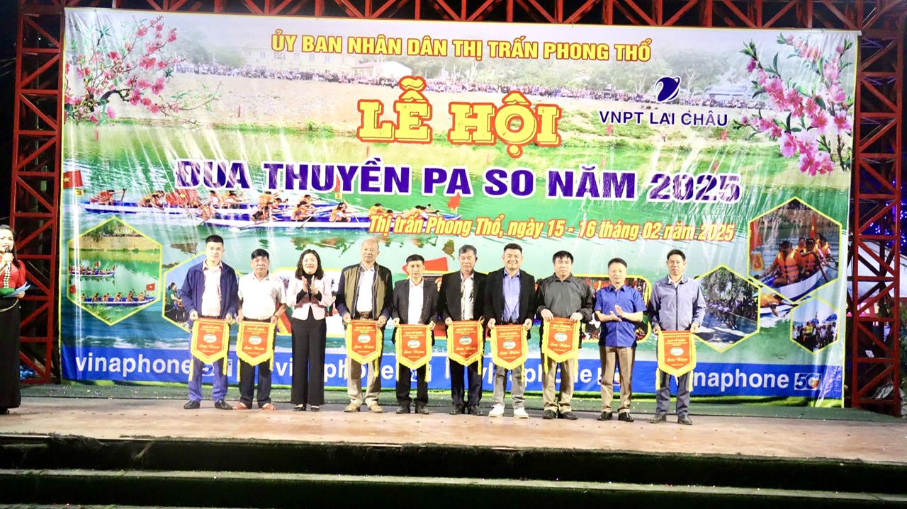 Lãnh đạo thị trấn Phong Thổ trao cờ lưu niệm cho các đội tham gia Lễ hội. 