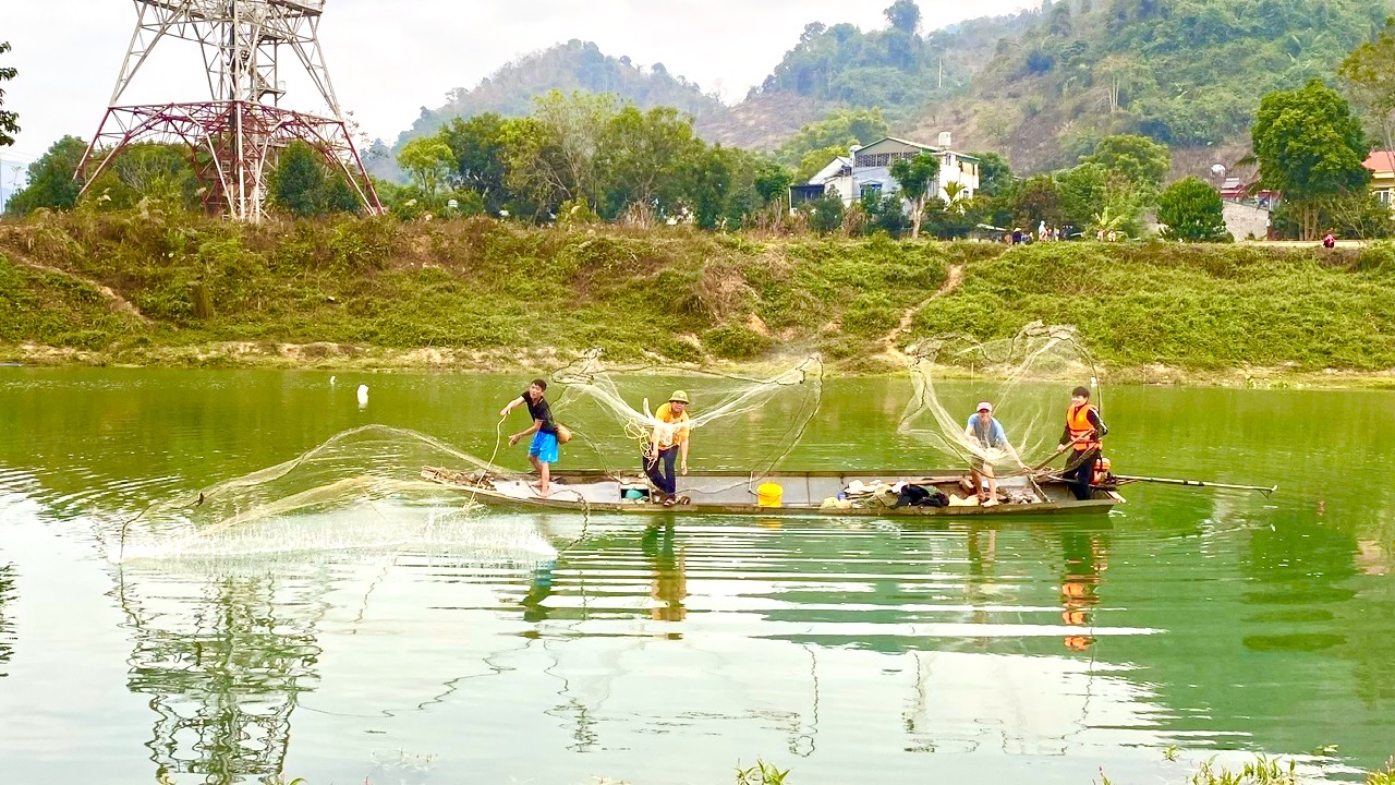 Người dân quăng chài bắt cá.