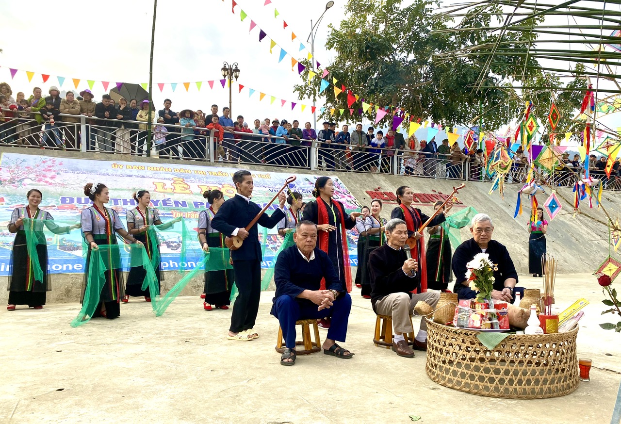 Nghi thức cúng thần sông tại Lễ hội.