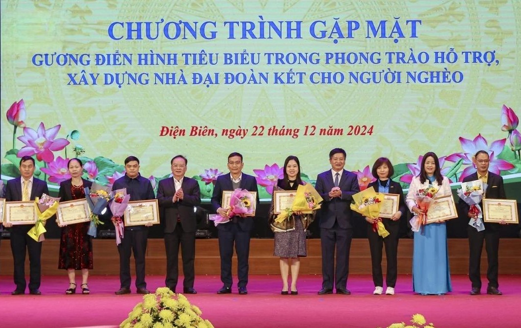 UBND tỉnh tặng Bằng khen cho tập thể và cá nhân có thành tích xuất sắc trong phong trào hỗ trợ, xây dựng nhà đại đoàn kết cho hộ nghèo. Ảnh CTV