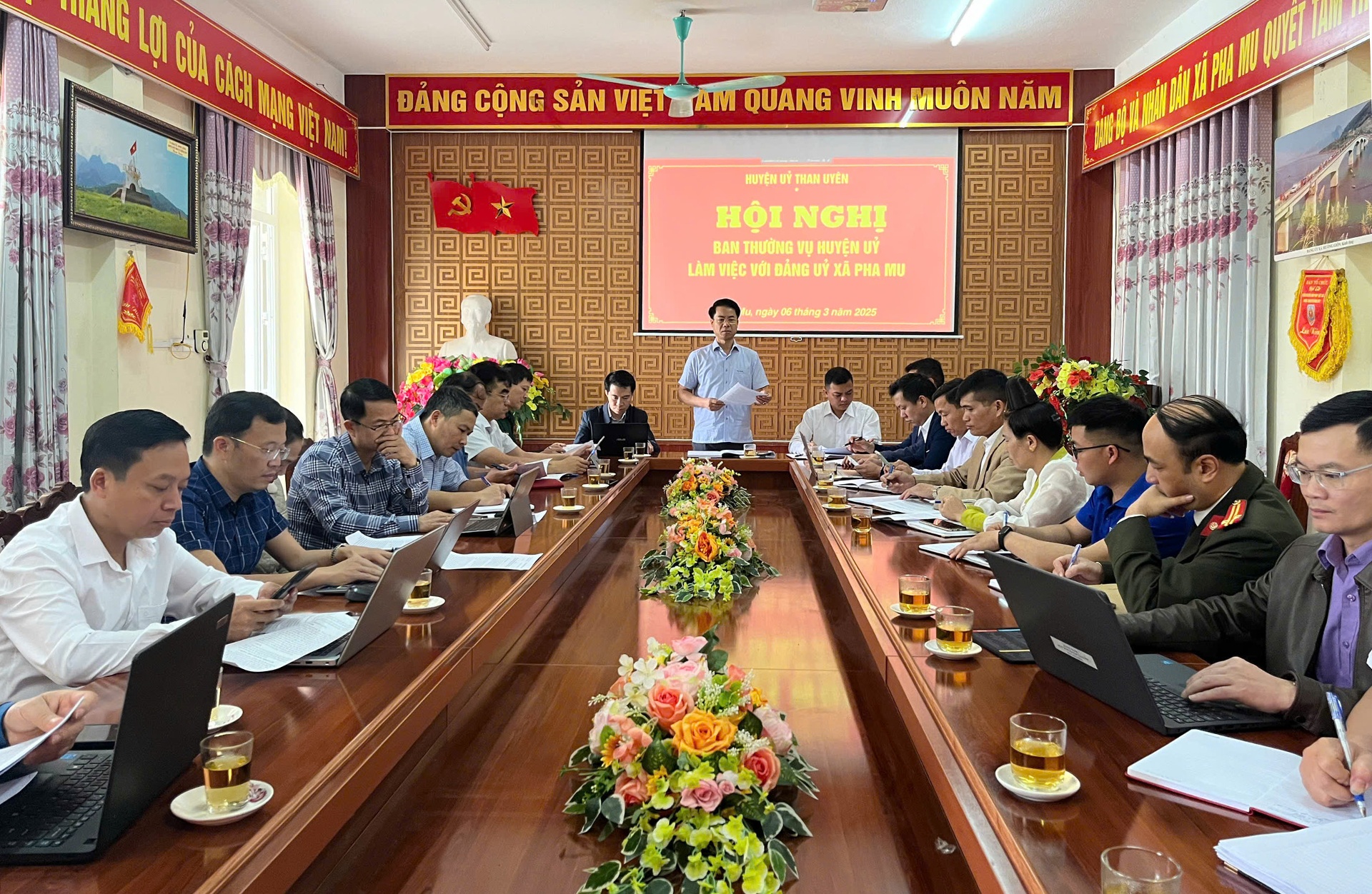 Quang cảnh buổi làm việc.