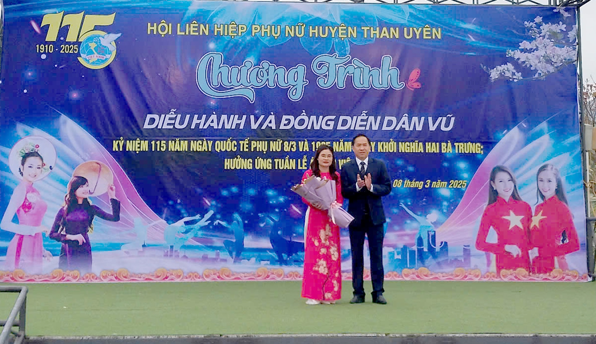 Đồng chí Trần Quang Chiến - Phó Chủ tịch UBND huyện tặng hoa chúc mừng nhân ngày Quốc tế Phụ nữ 8/3.