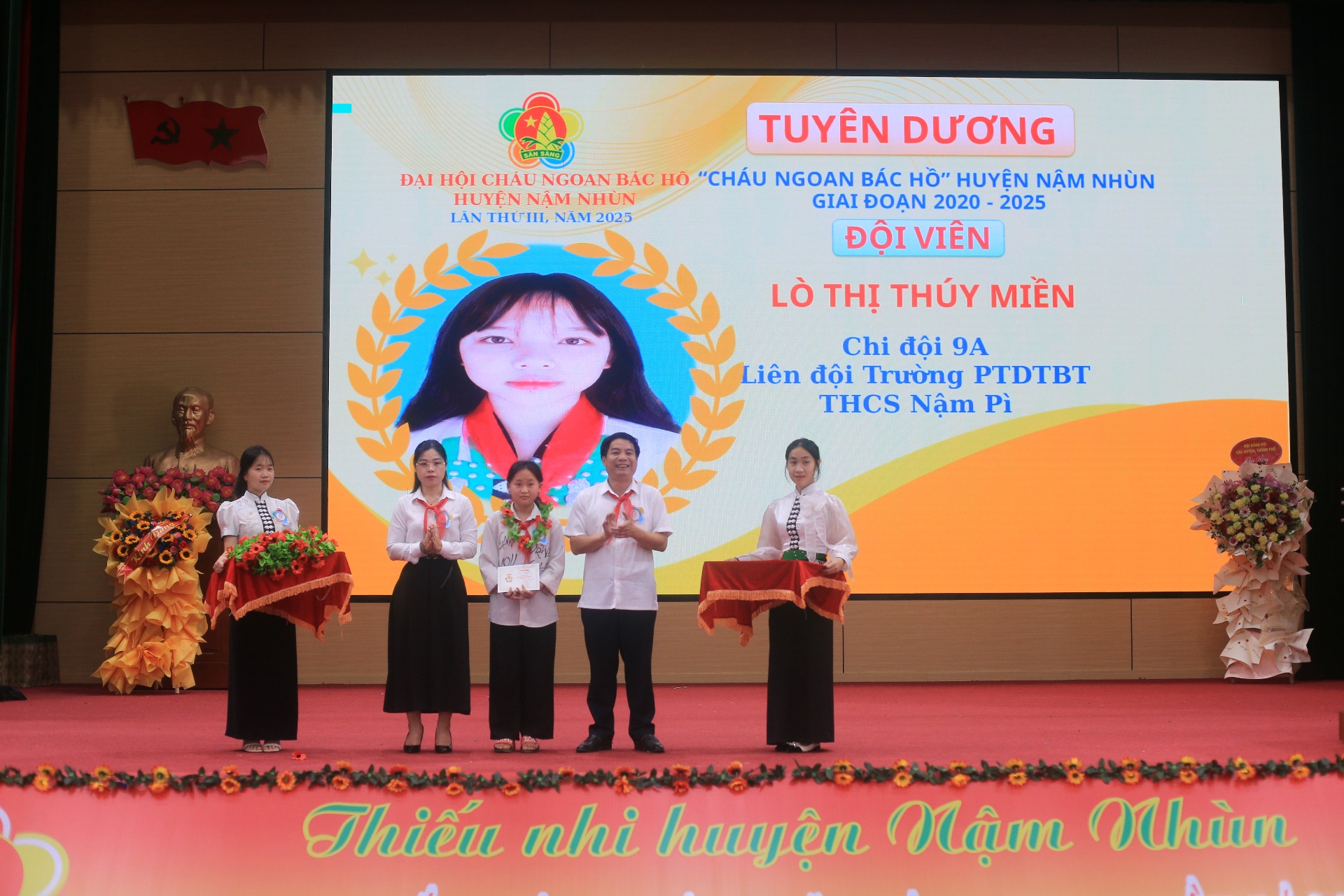 Đại diện lãnh đạo huyện Nậm Nhùn trao giấy chứng nhận Cháu ngoan Bác Hồ cấp huyện