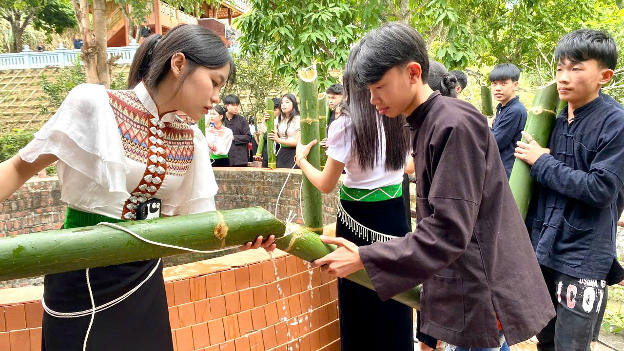 Theo quan điểm của người dân sử dụng nước tại mó nước Nàng Han sẽ mang lại may mắn.