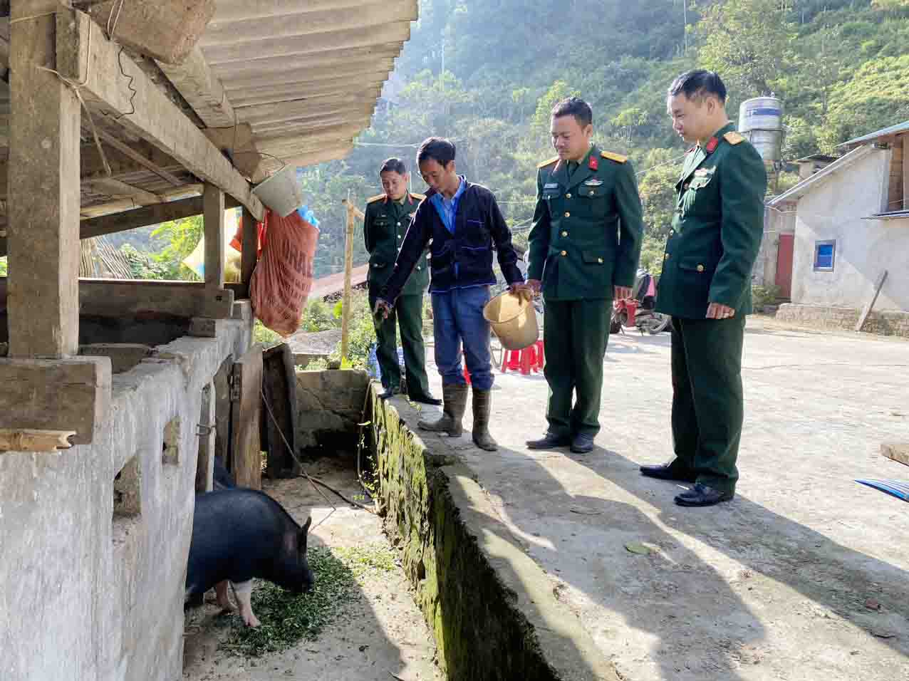 Thường xuyên bám địa bàn, hướng dẫn người dân theo phương châm “Cầm tay, chỉ việc”, cán bộ Đội SX&XDCSCT số 2 giúp người dân xã Mồ Sì San thay đổi nhận thức trong chăn nuôi. 